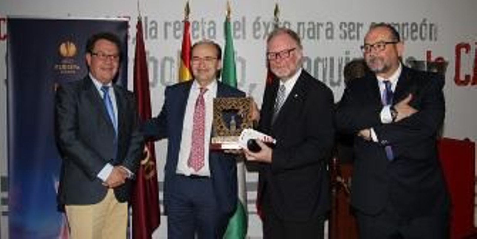 Isabel II felicita al Sevilla por el 125º aniversario de sus orígenes