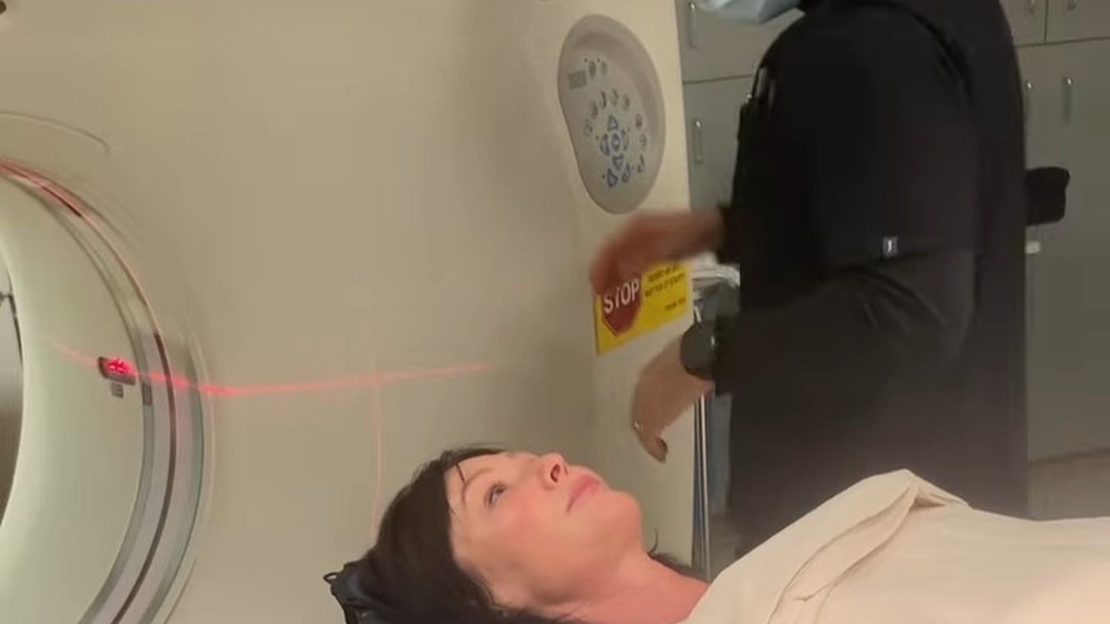 Shannen Doherty en el análisis del TAC al que fue sometida hace un año