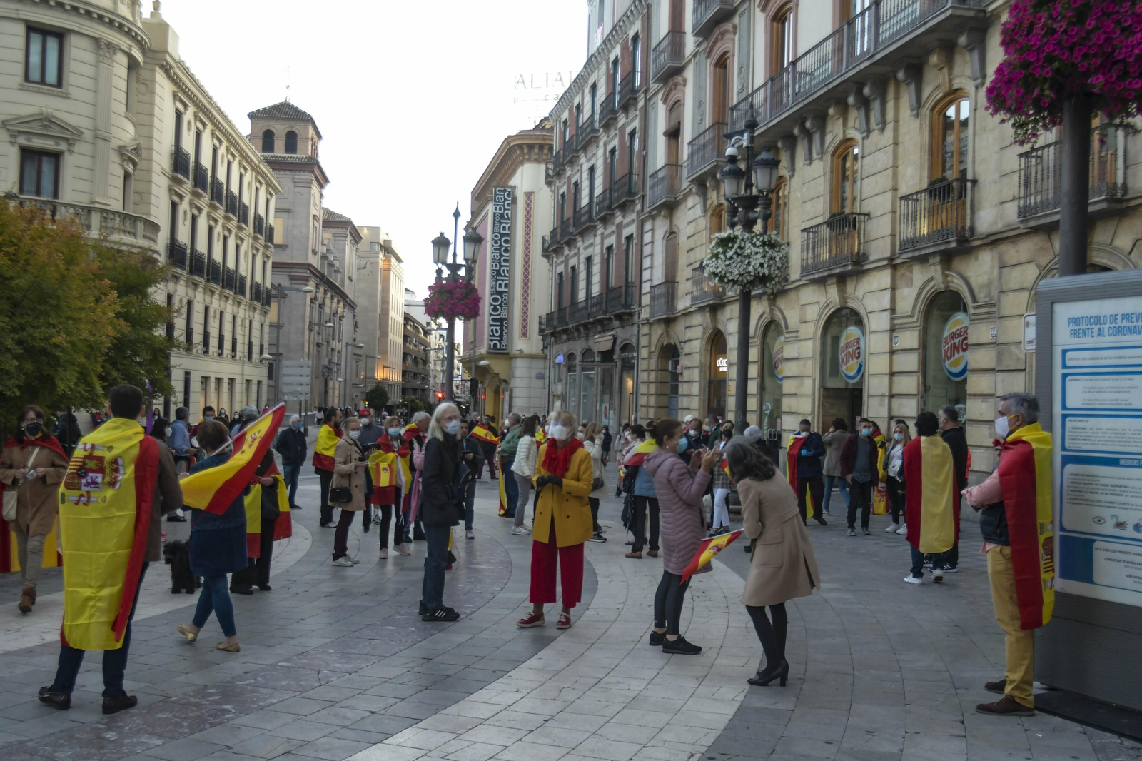 Fotos de la manifestación en Puerta Real al grito de "Gobierno dimisión"