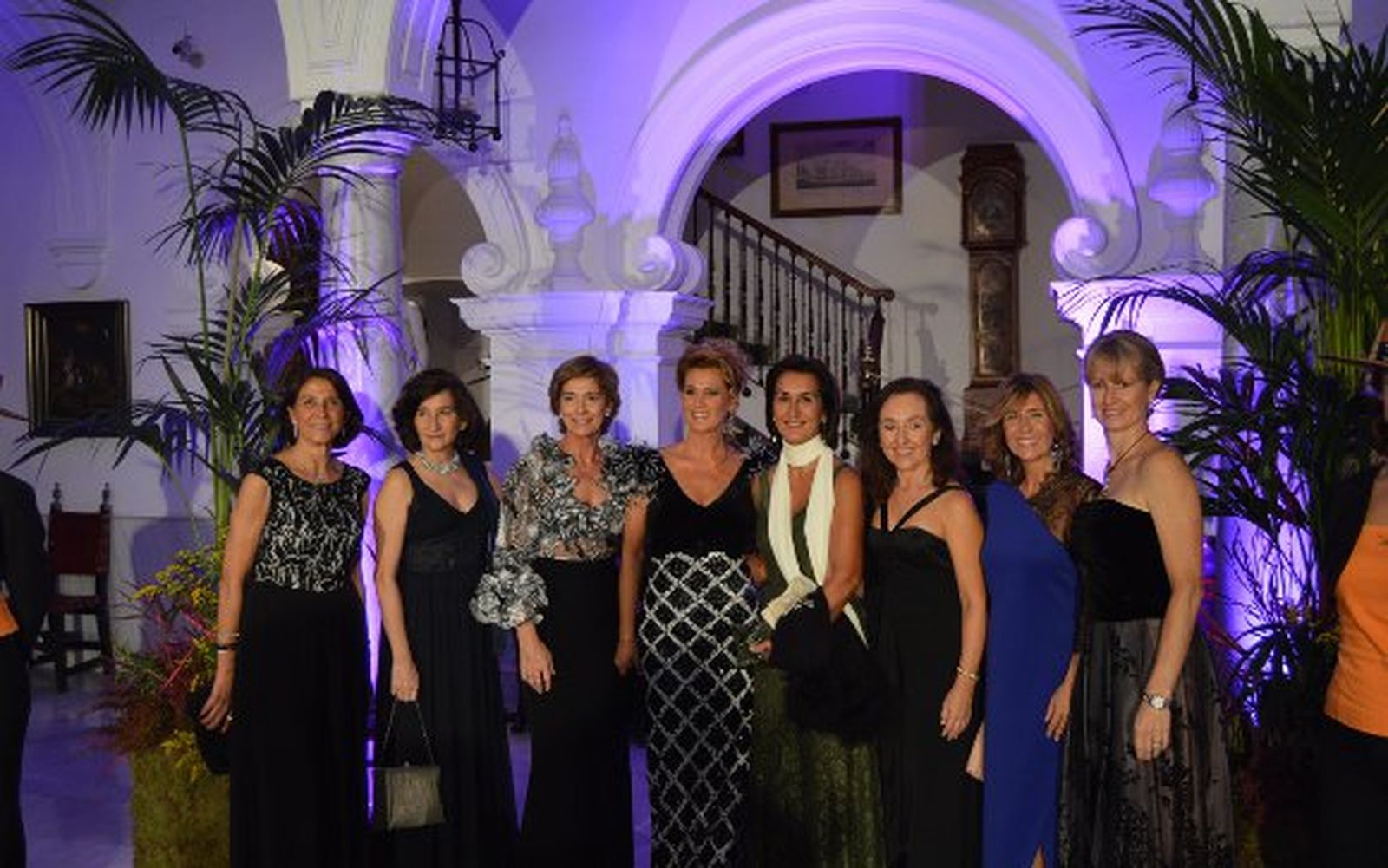 Isabel González, Ana Hernández, Mercedes Maza, María Luisa C. Azcárate, Inés Carretié, Angela San Martín, Lola Martínez y Yolanda Eleta, durante el cóctel.

Foto: Ignacio Casas de Ciria