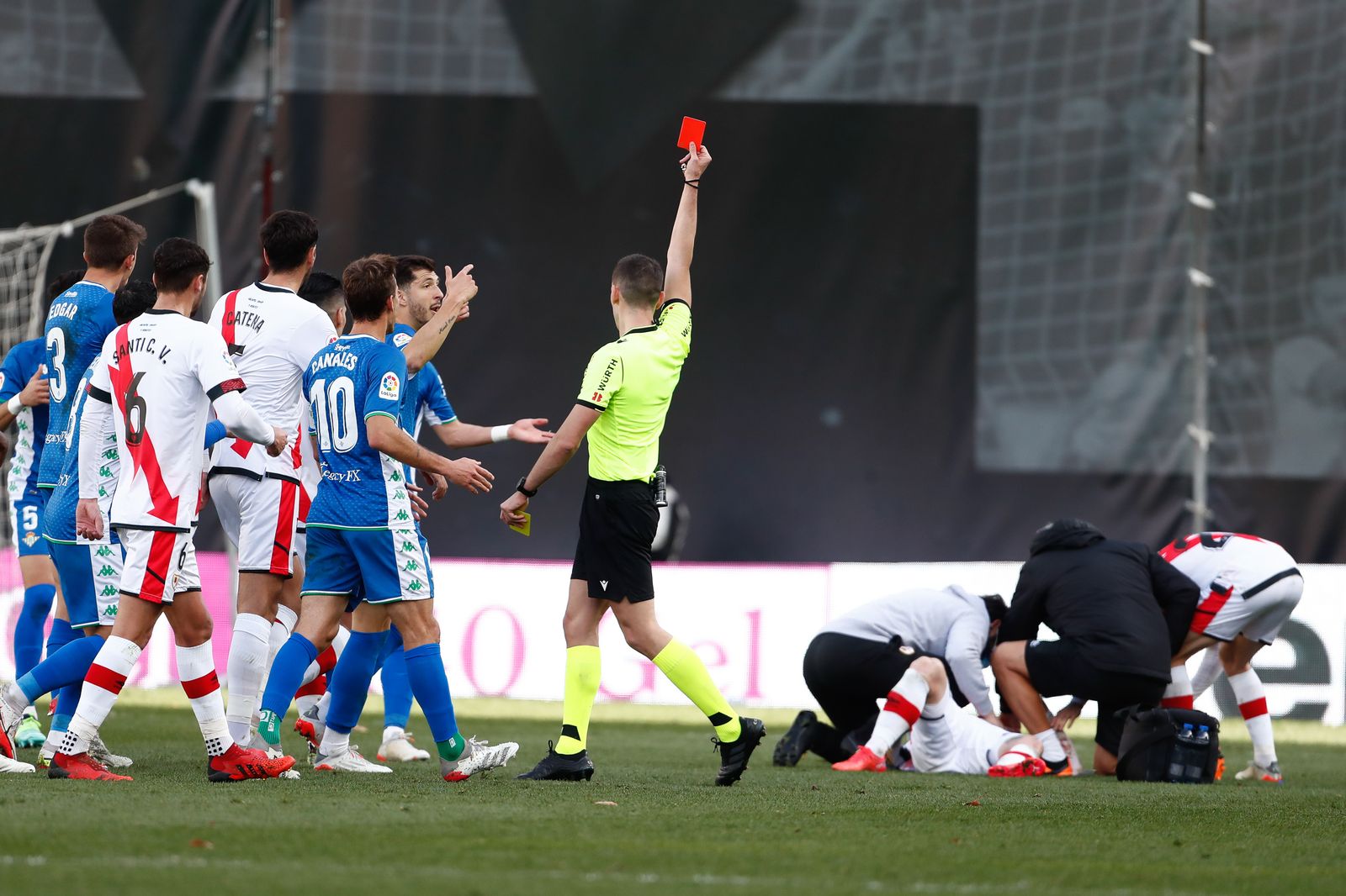 Muñiz Ruiz expulsa a Álex Moreno.