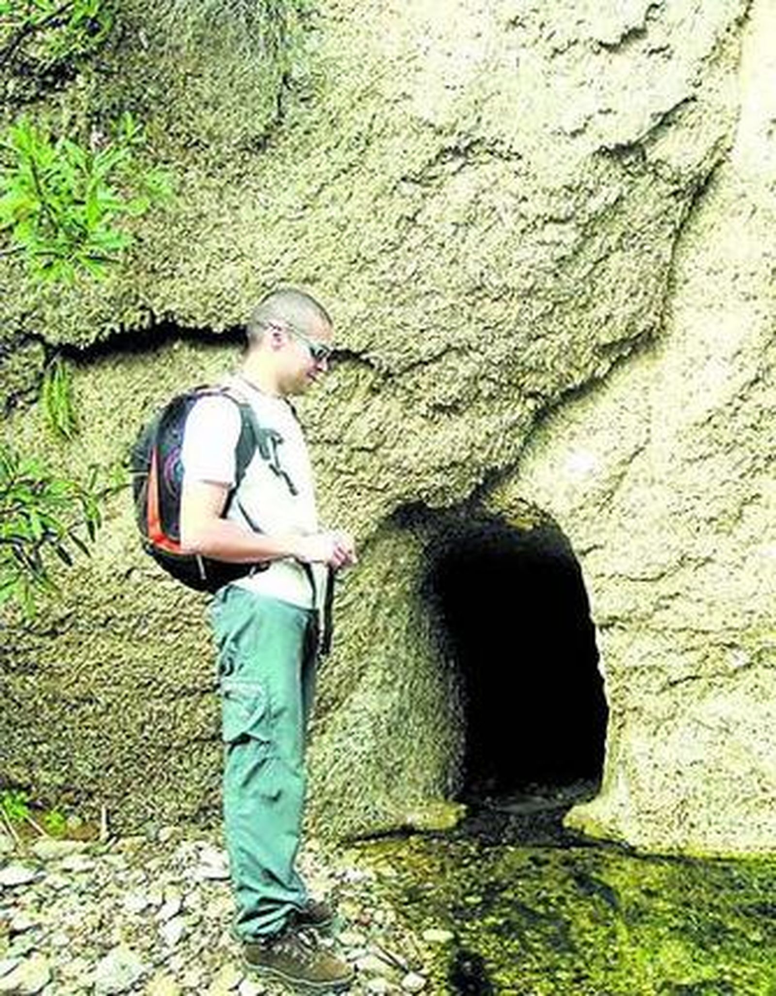 Un joven participante en una ruta senderista.