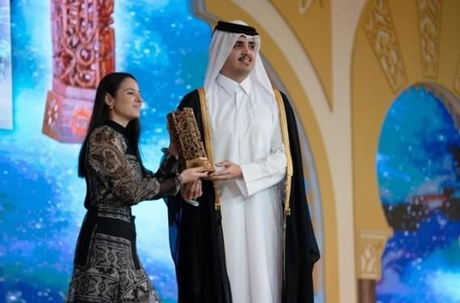 Angelina Gutiérrez recogiendo el galardón.