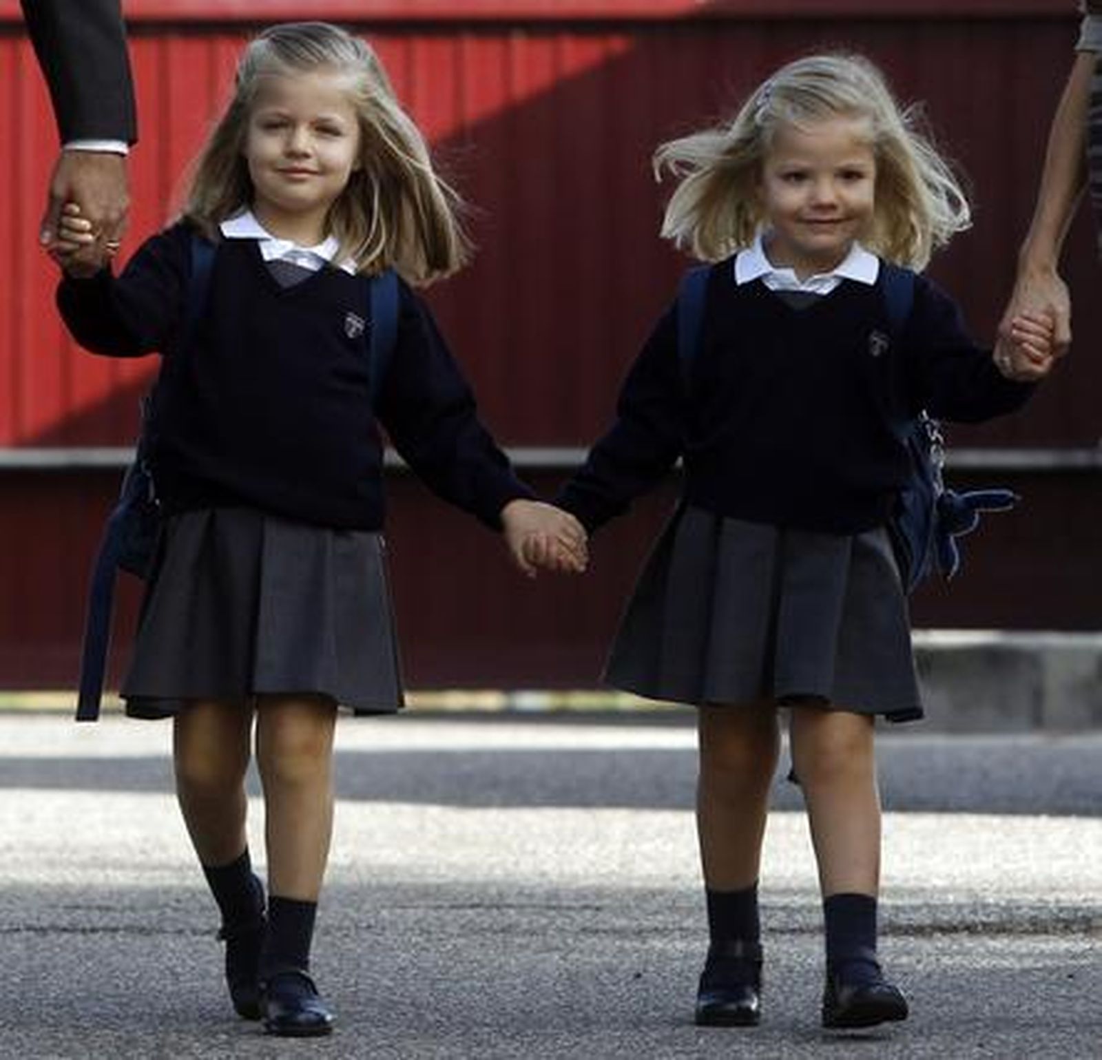 Las infantas Leonor y Sofía asisten a su primer día de colegio acompañadas de sus padres. / Reuters