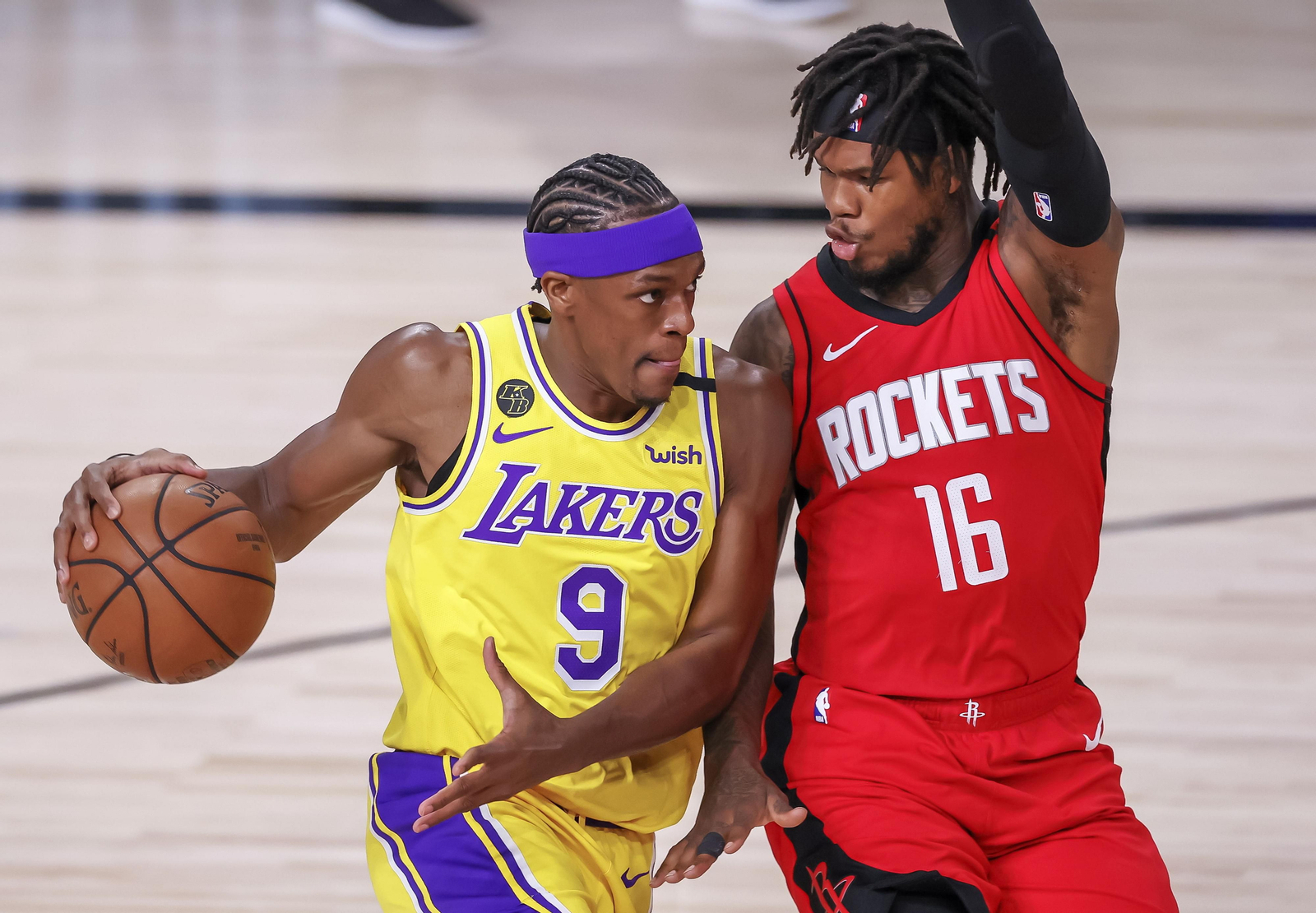 Rajon Rondo (i), en un partido con los Lakers.