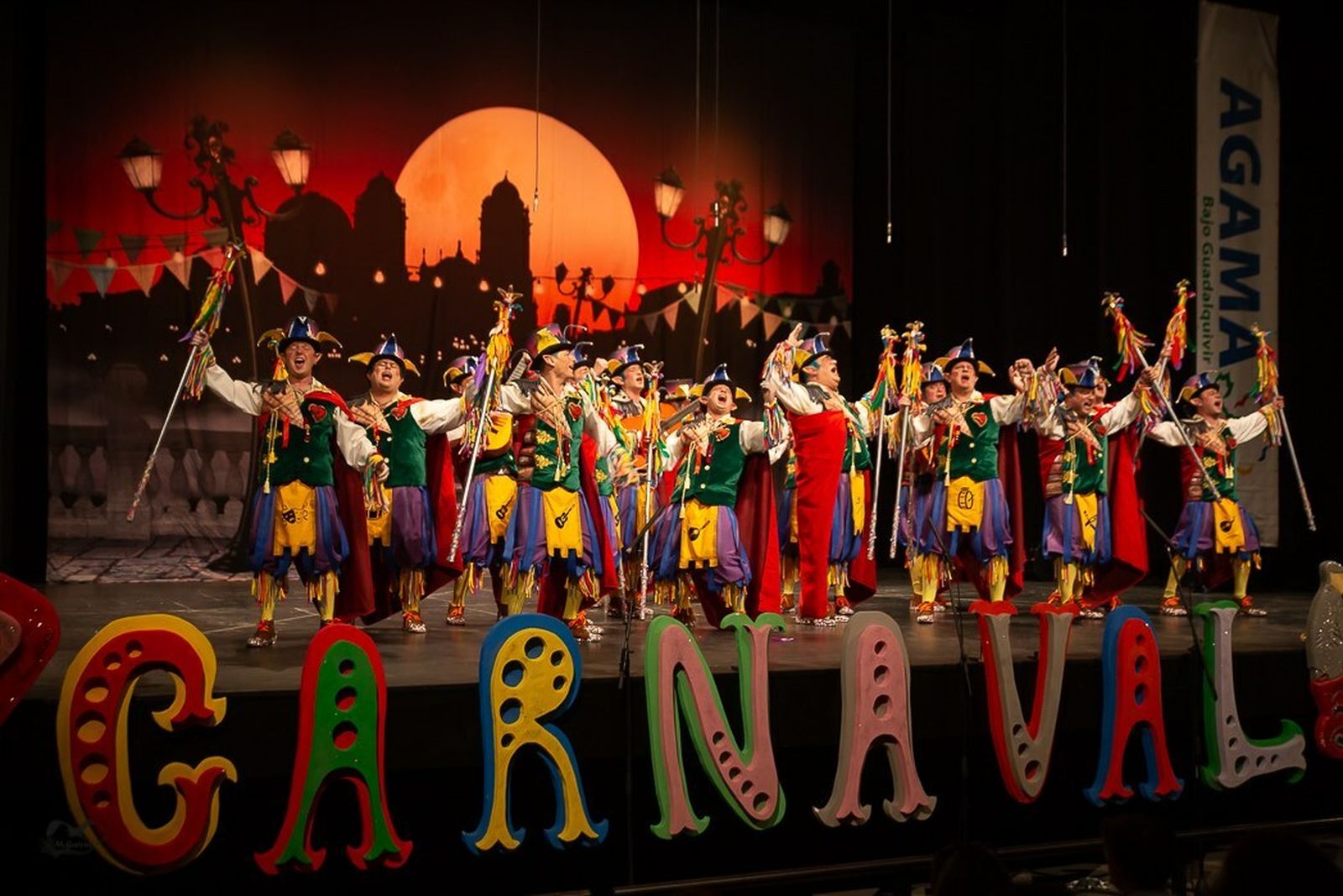 La comparsa 'La culpa es mía' actúa en la gran final del concurso de agrupaciones de Carnaval de Los Palacios.