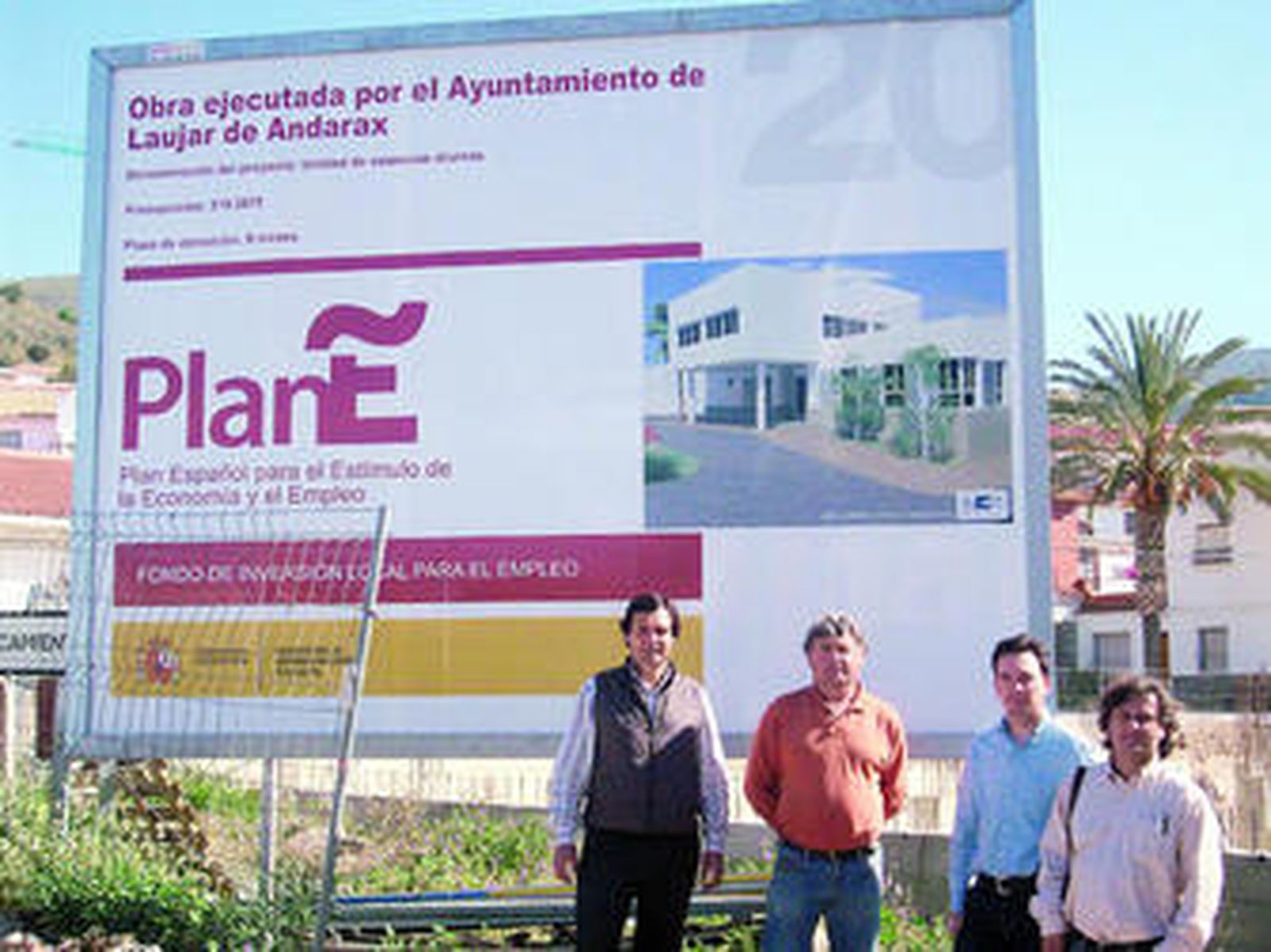 Antonio Romero, alcalde, junto al arquitecto de la obra.