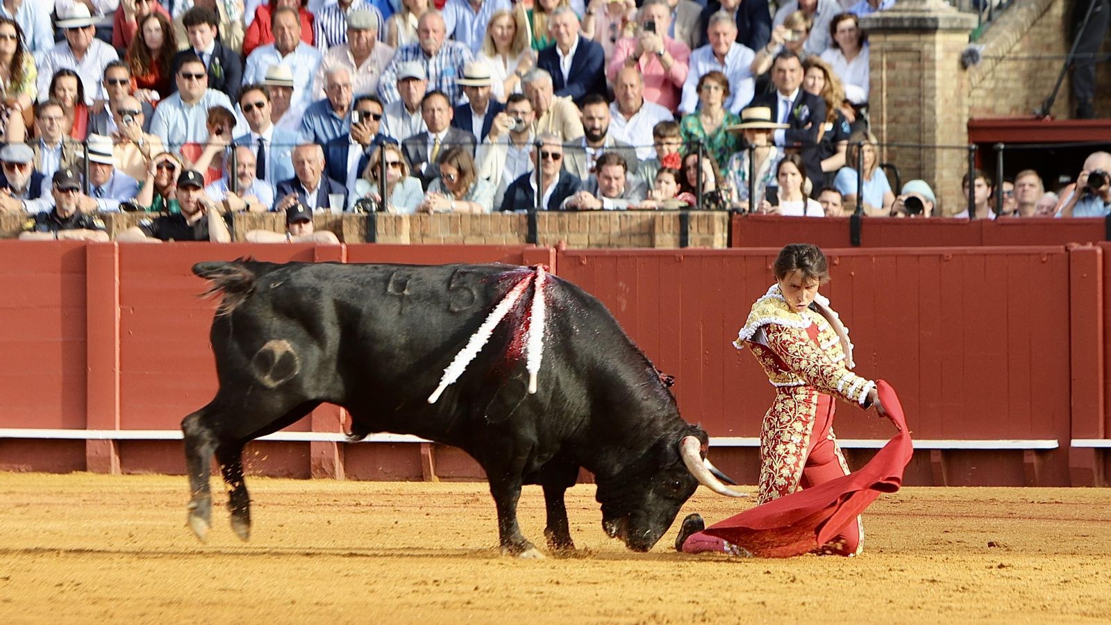 Andrés Roca Rey recibió a ‘Cojito’ de rodillas y en los medios para empezar a conquistar las dos orejas.