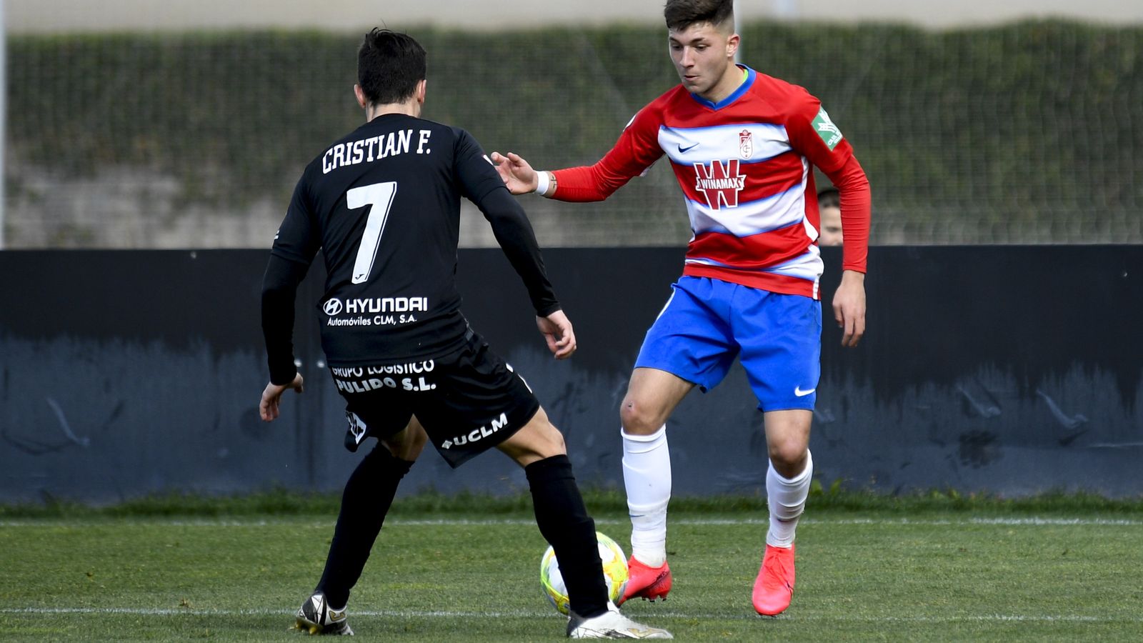 Aranda encara a un rival durante el choque ante el Talavera