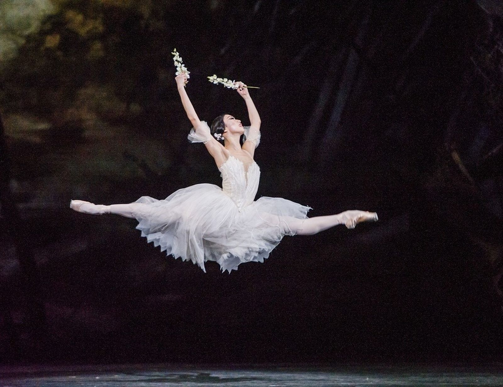 La bailarina japonesa Akane Takada ejecuta una acrobacia en la obra de ballet Giselle