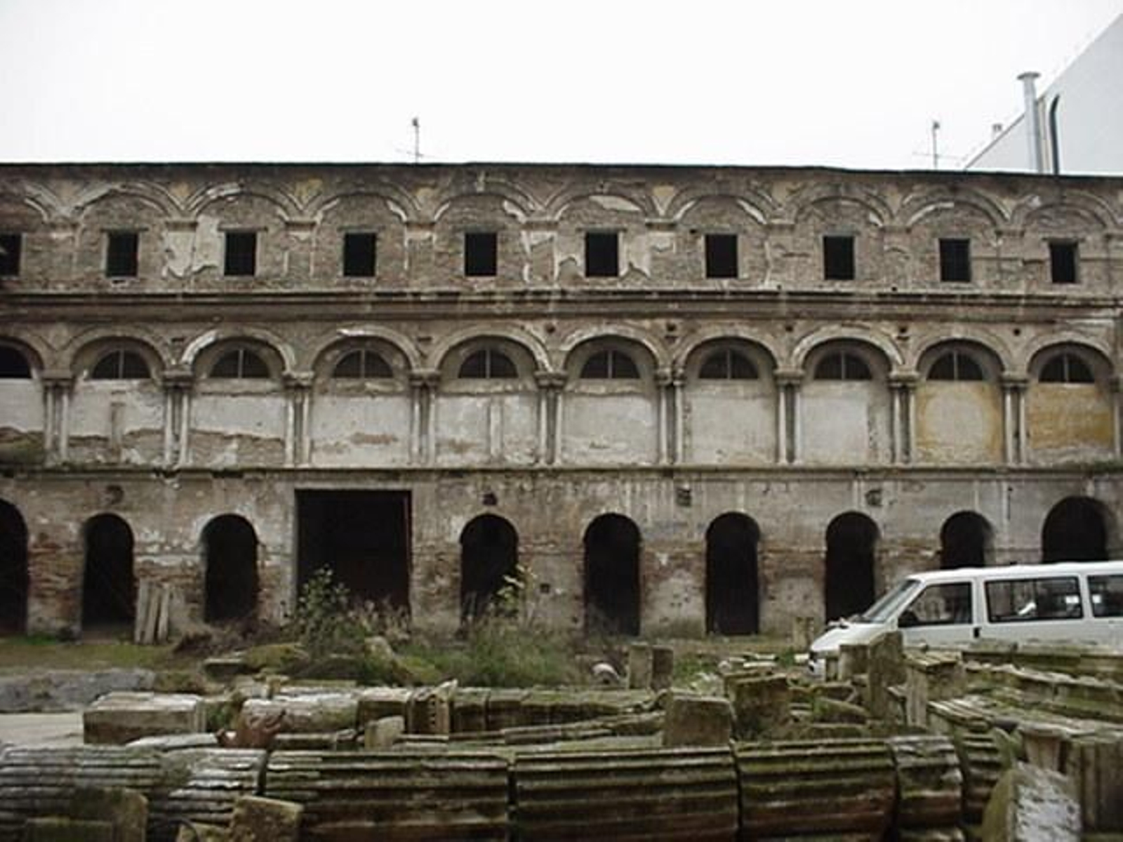 El claustro del cenobio del siglo XIII.