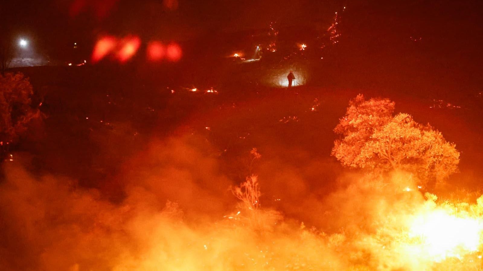 Un bombero trabaja en el incendio forestal declarado en la zona de Fuente de la Bicha de Granada