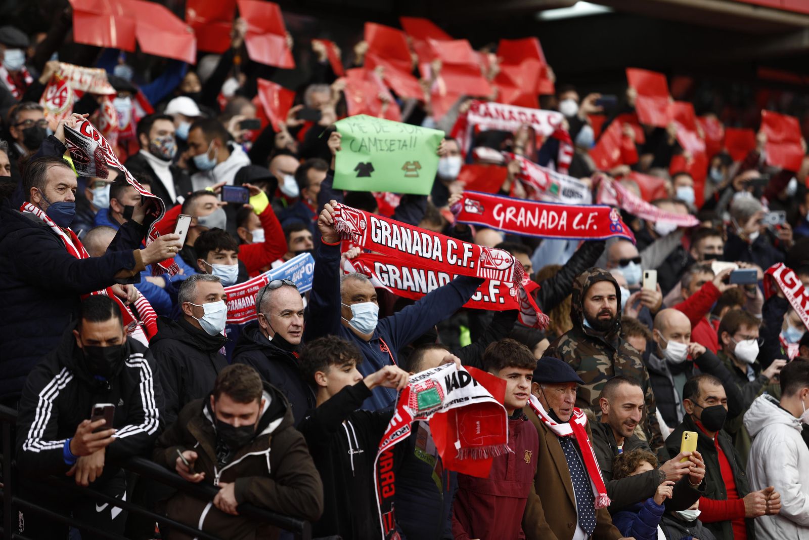 Aficionados con y sin mascarilla en la grada del estadio Nuevo Los Cármenes de Granada.