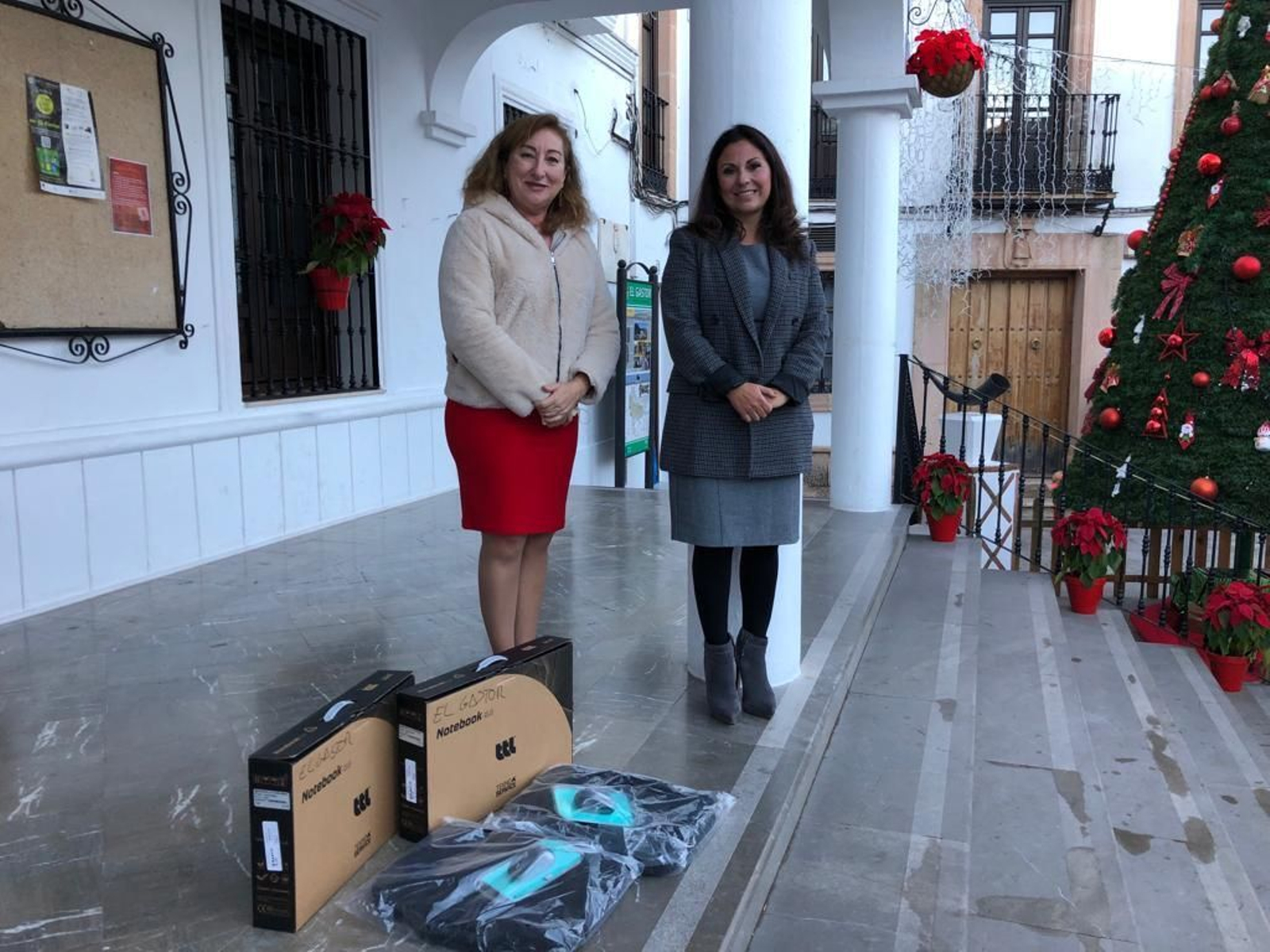 La diputada Isabel Gallardo y la alcaldesa de El Gastor, María Isabel Moreno, durante el encuentro.