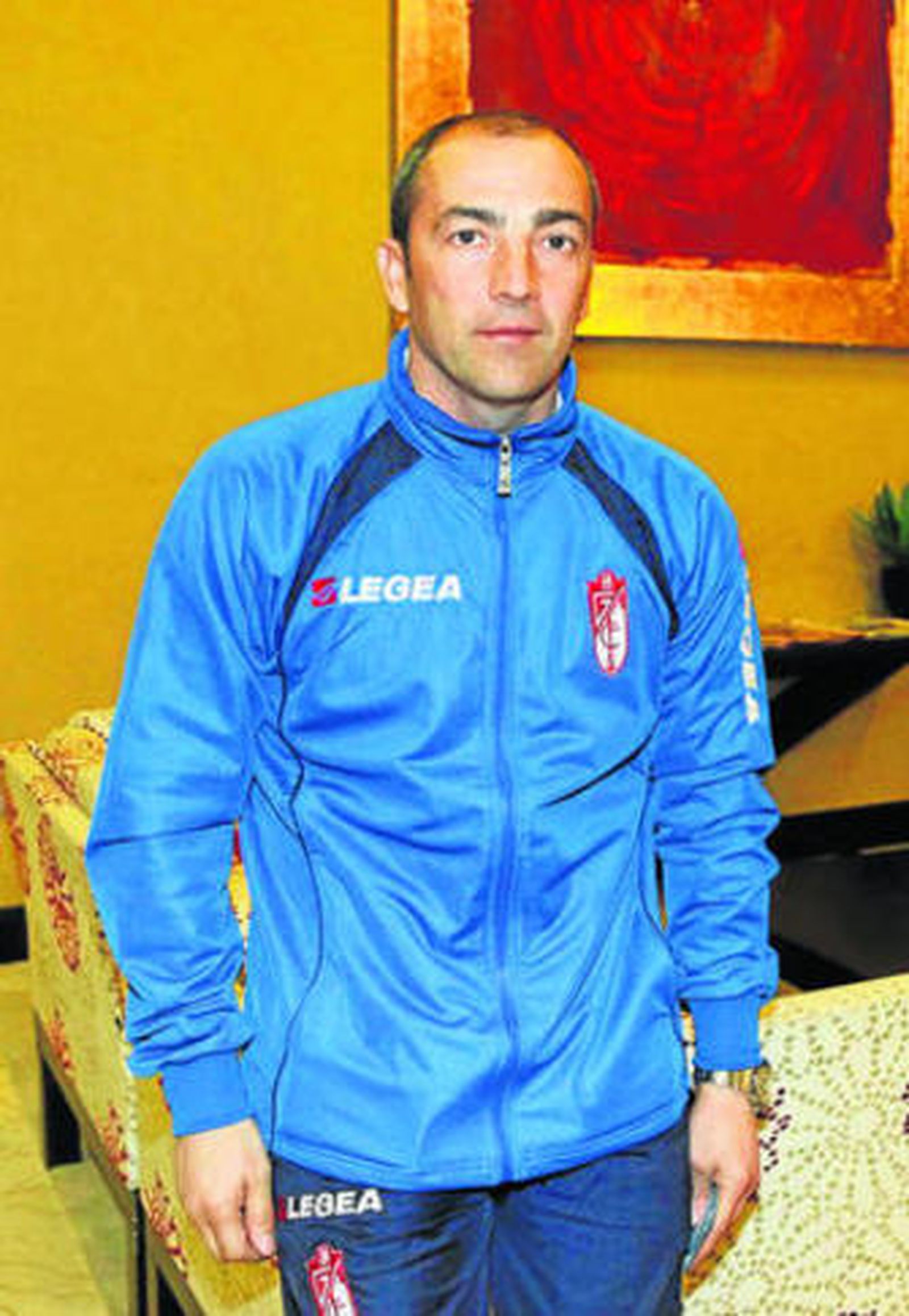 Juan Sabas posa a escasos metros de su domicilio en Sevilla.