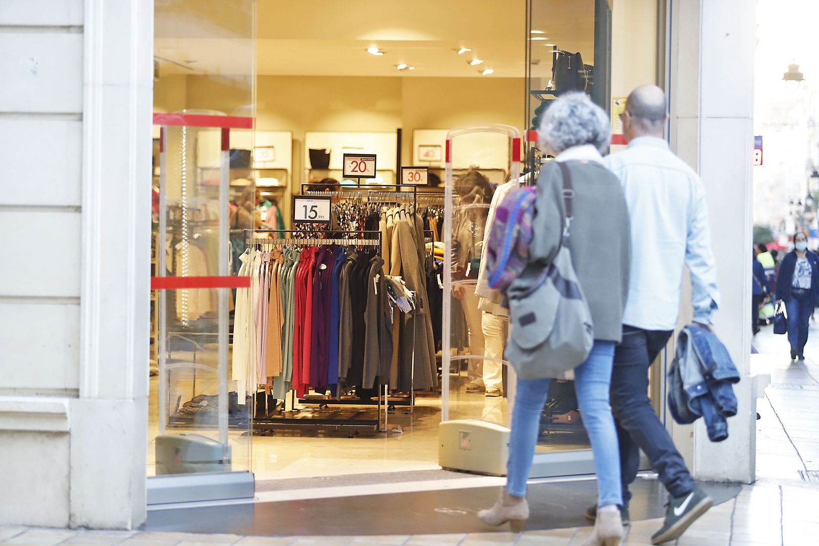Ambiente en las calles del centro de Huelva con el Black Friday