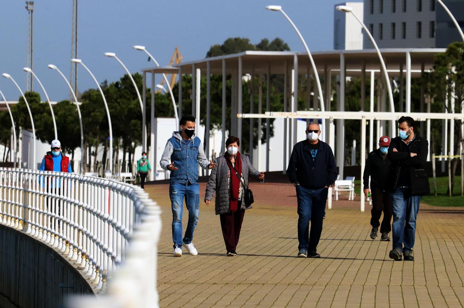 Ambiente en el Paseo de la Ría en un día del mes de marzo.