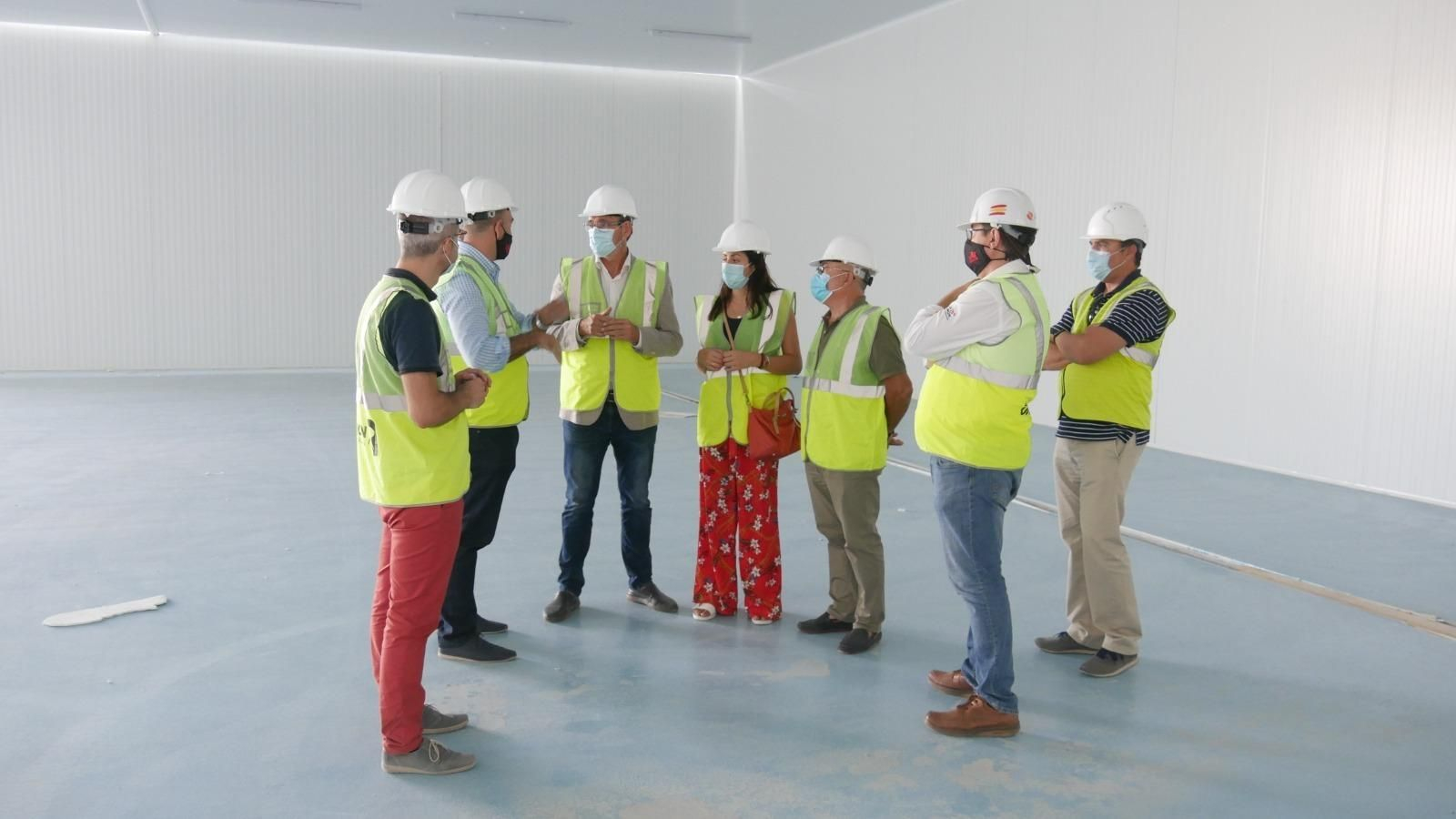 Visita del alcalde de Adra a la planta en construcción.