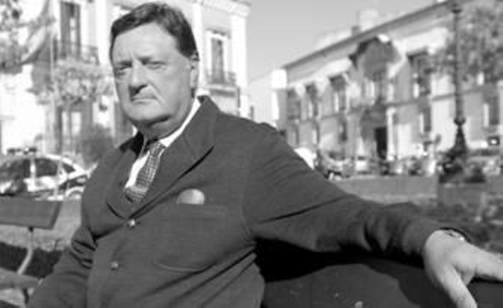 Antonio Sánchez posa en uno de los bancos del Arroyo con la comisaría al fondo.