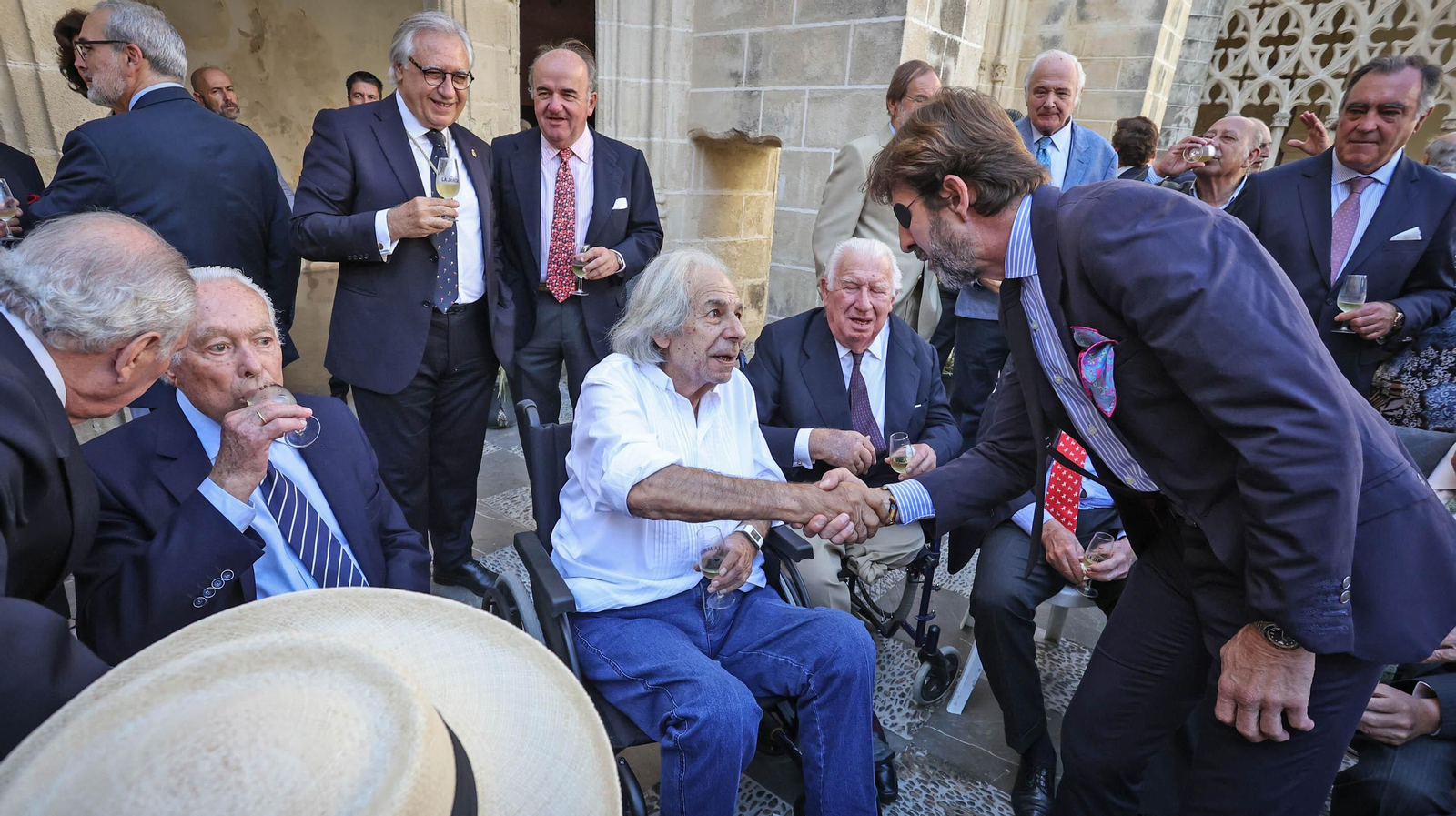 Rafael de Paula, Curro Romero, Padilla, entre otros asistentes al nombramiento de Ávaro Domeq