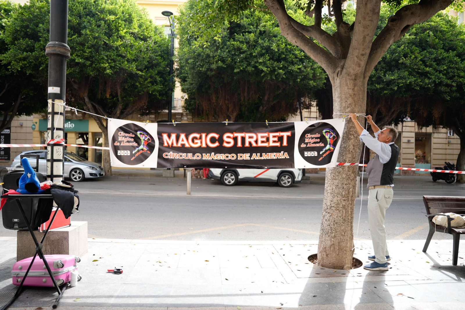 Las mejores imágenes del espectáculo de magia en la calle de la Feria de Almería