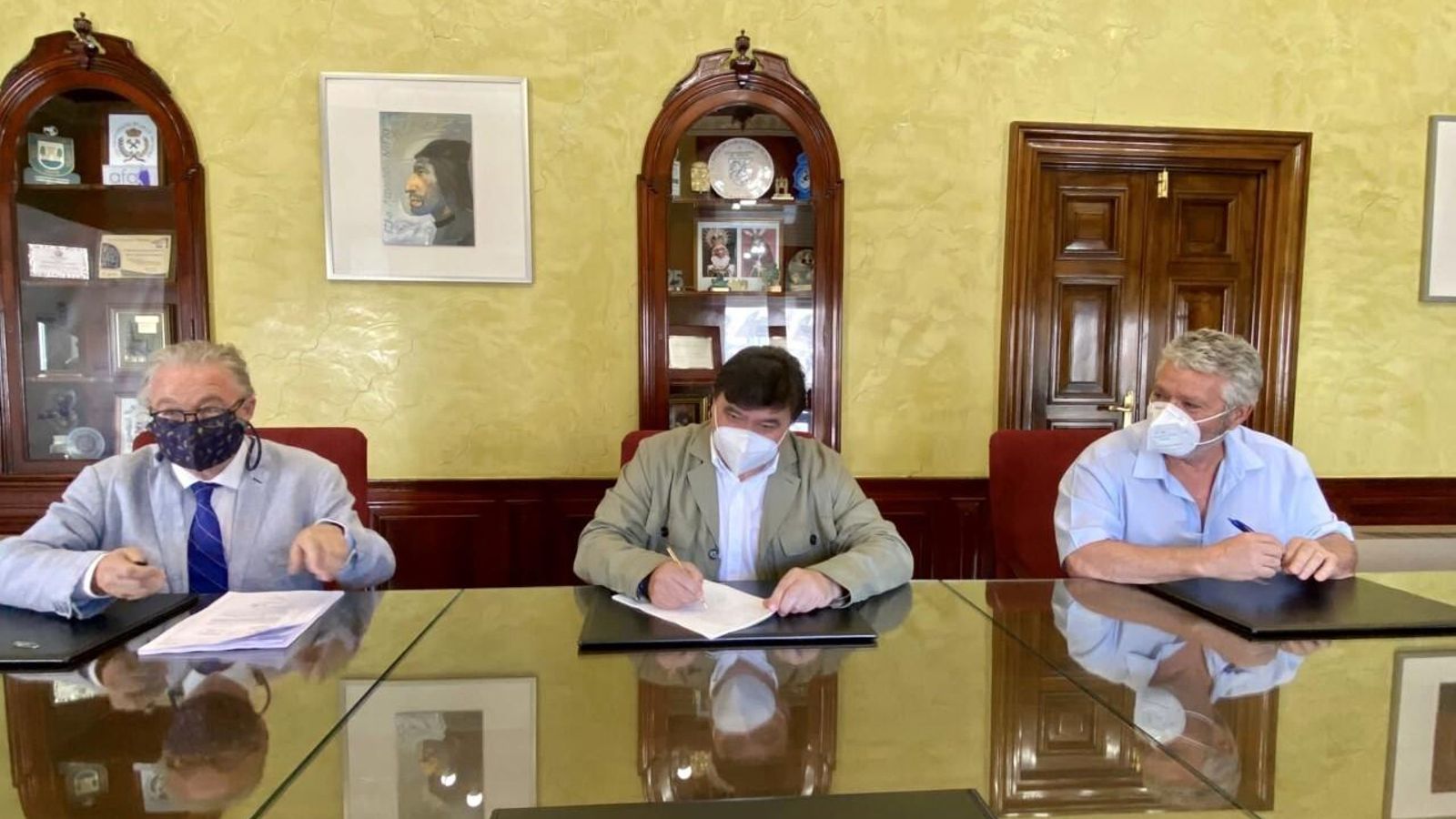 El alcalde, durante un momento de la firma del acuerdo.