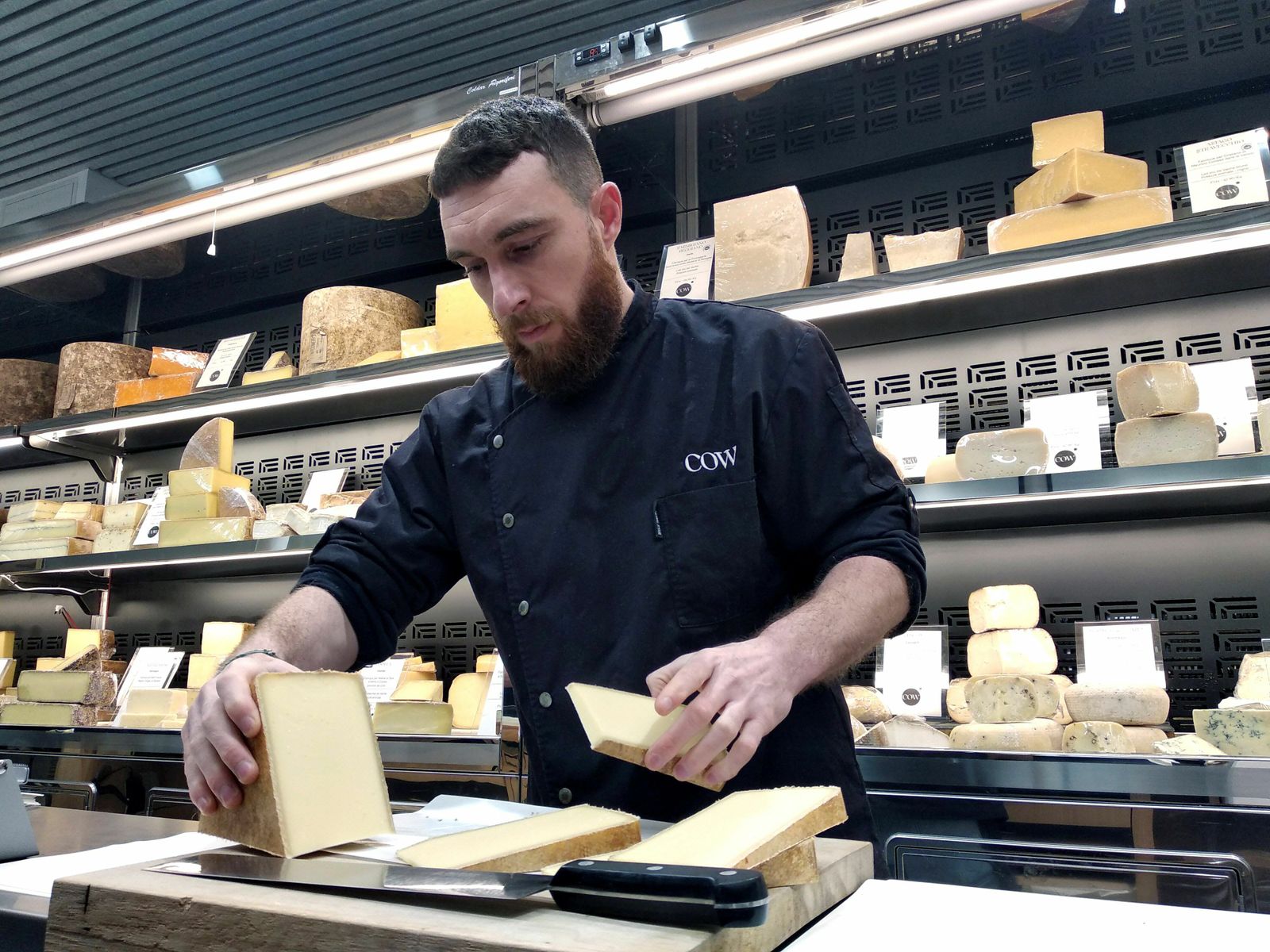 Alexandre Renault, quesero parisino, en su tienda.