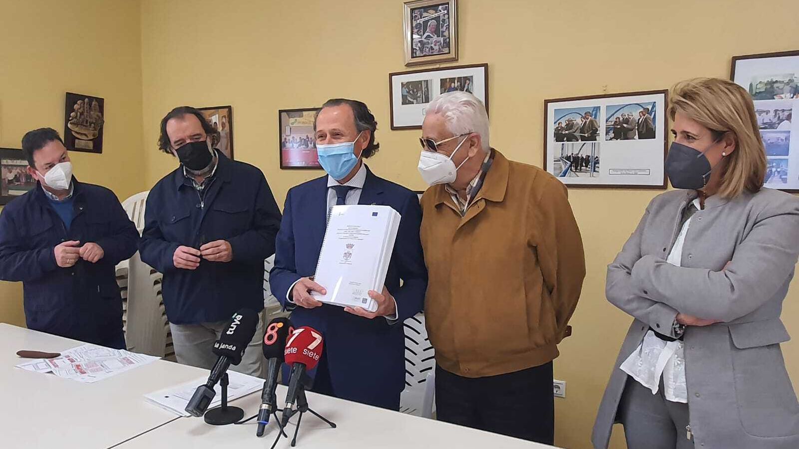 El alcalde entrega el proyecto a la asociación de vecinos de la barriada.