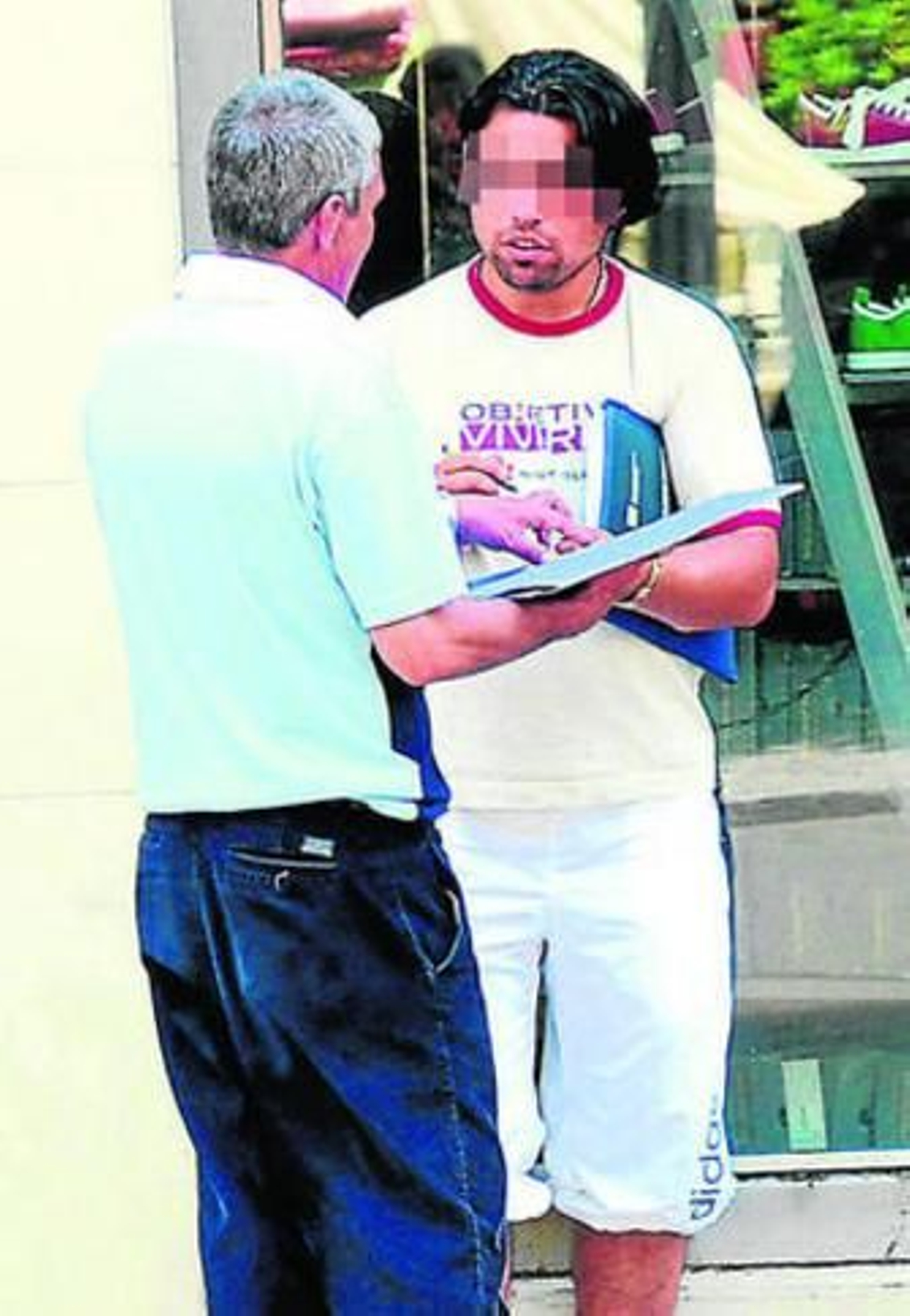 Un joven se hace pasar por sordo en la Campana para pedir dinero.