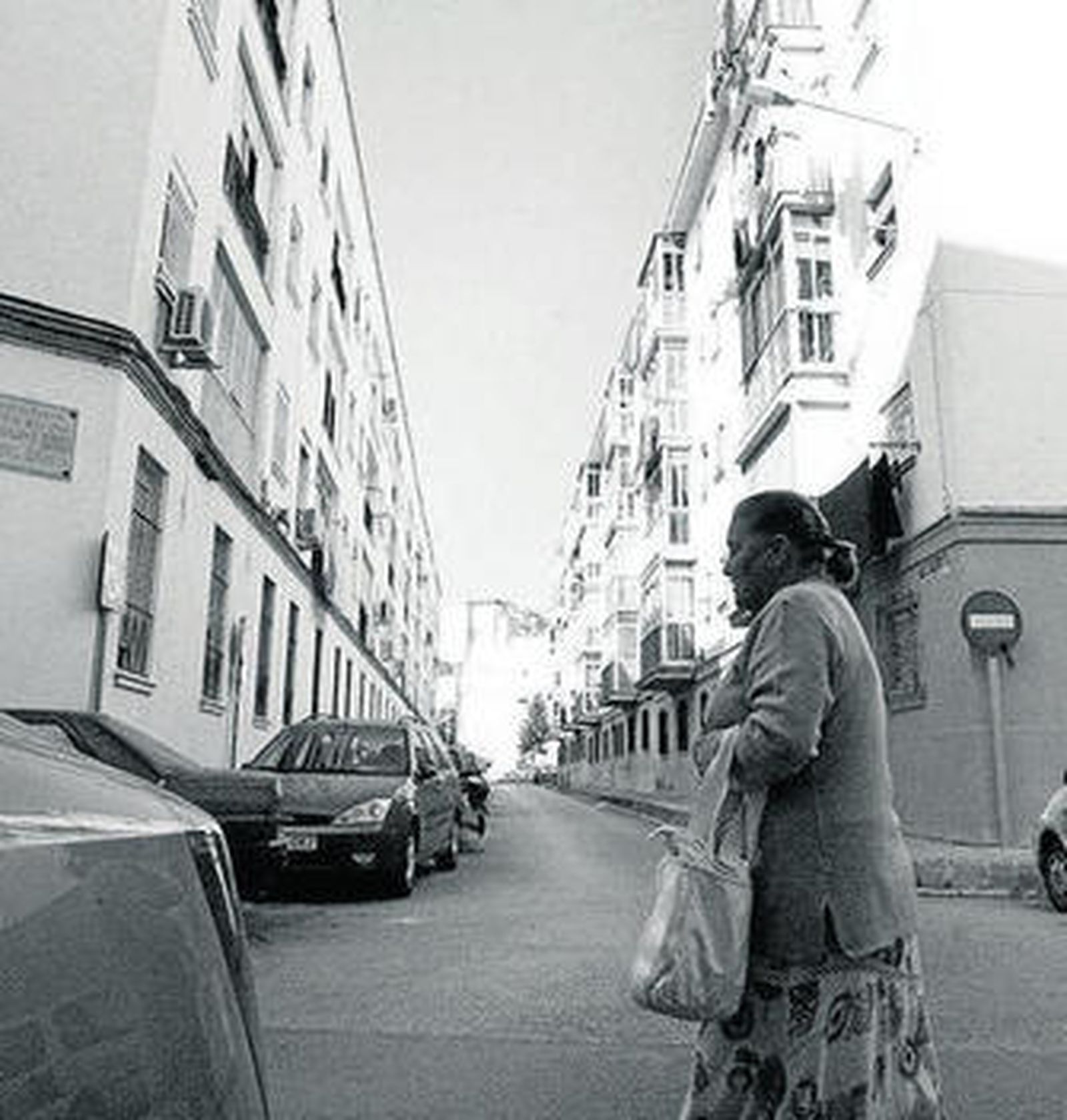Una mujer, transitando por una calle del barrio Cerro del Moro.