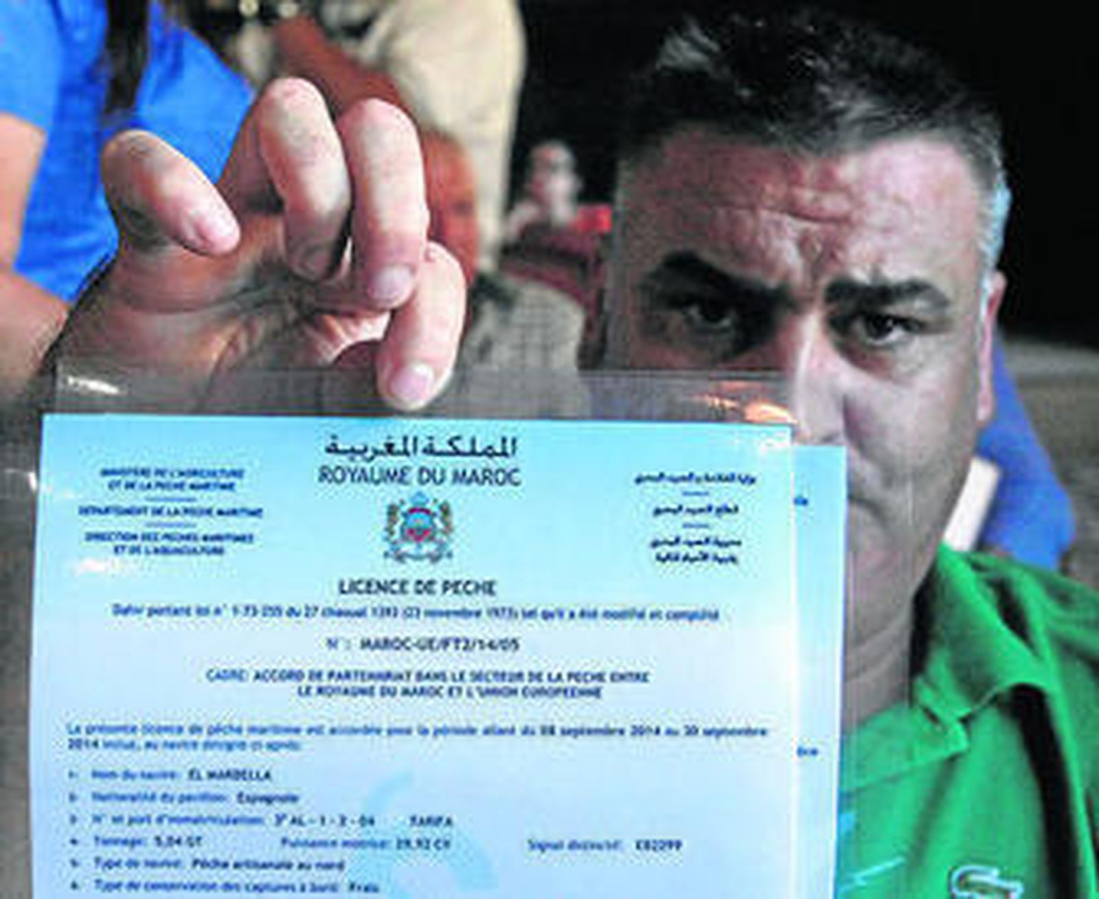 Un pescador muestra ayer la licencia expedida por el Gobierno marroquí.