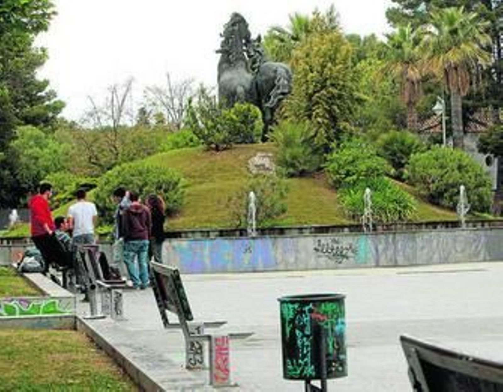 Imagen retrospectiva de la plaza del Caballo, donde se ha multado a algunos jóvenes.