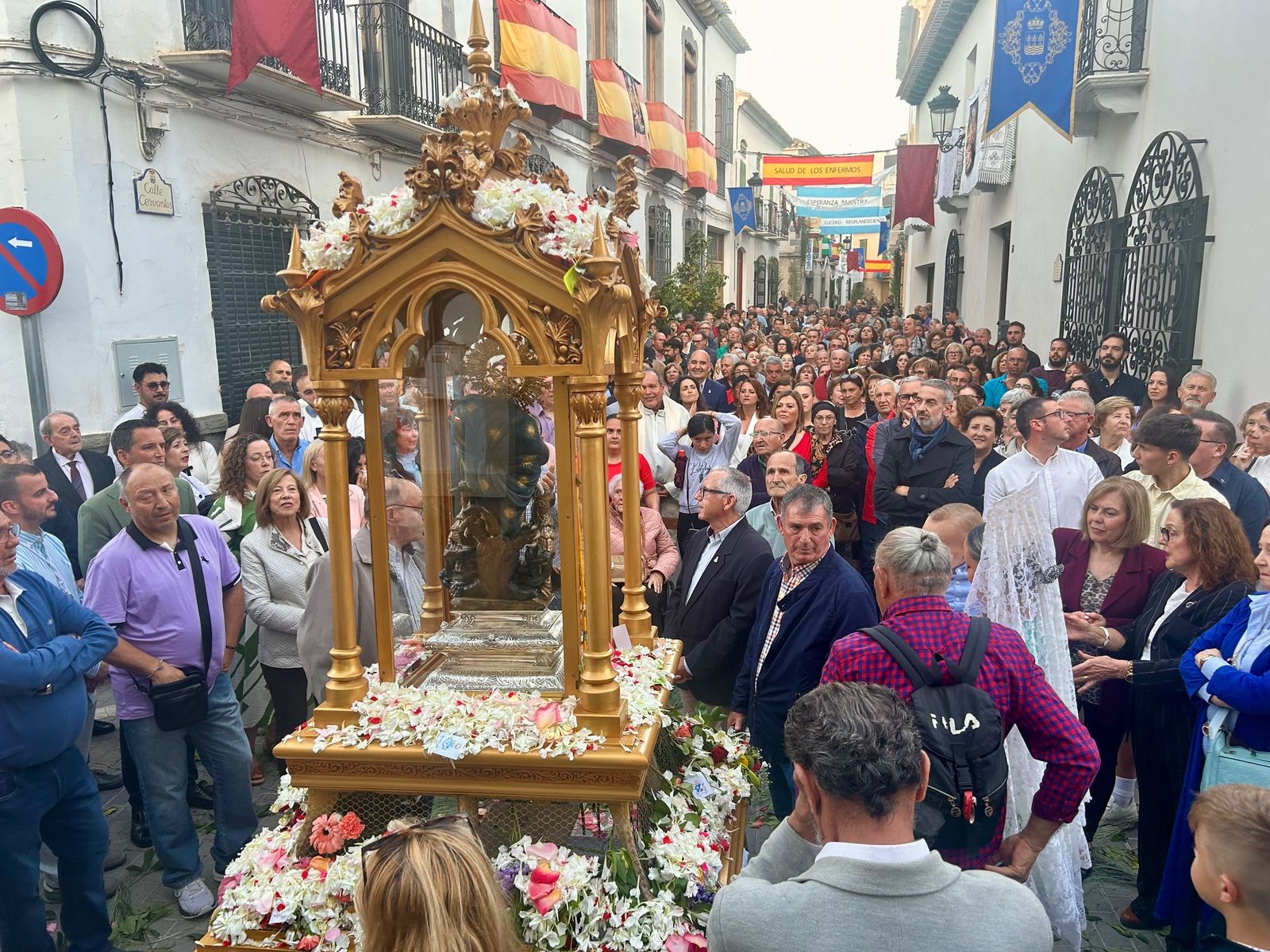 Cientos de vecinos han arropado a La Patrona en su camino al Barrio de San Antonio