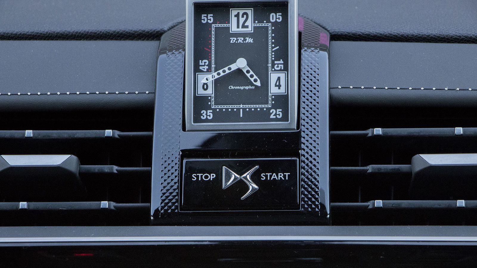 Junto al botón de arranque encontramos el reloj B.R.M.