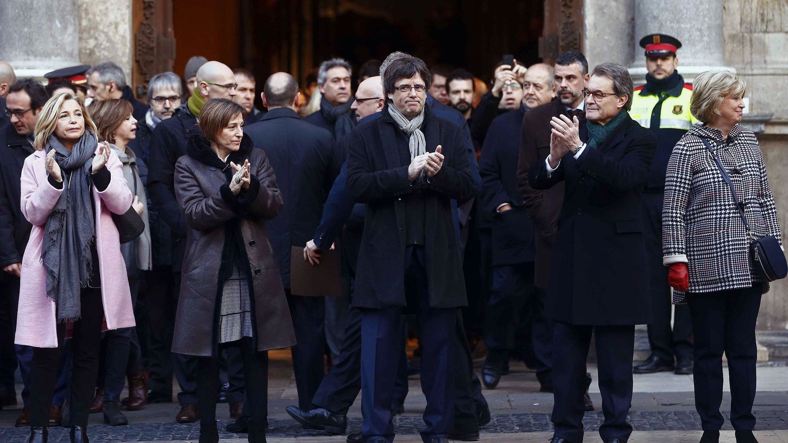 Carles Puigdemont, Carme Forcadell, Artur Mas, Joana Ortega e Irene Rigau salen del 'Palau  de la Generalitat'.