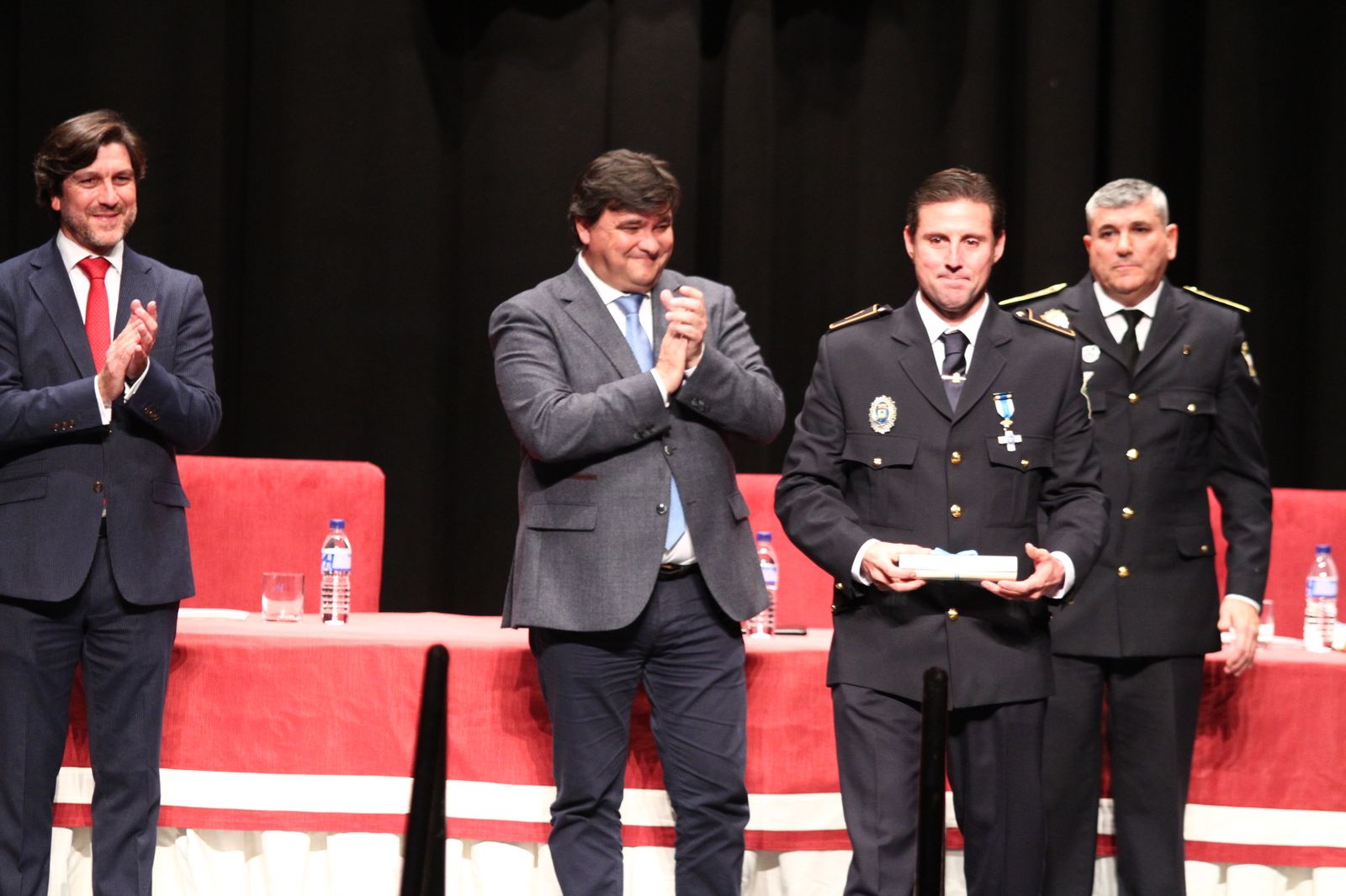 La policía Local entrega las medallas en el día de su patrón