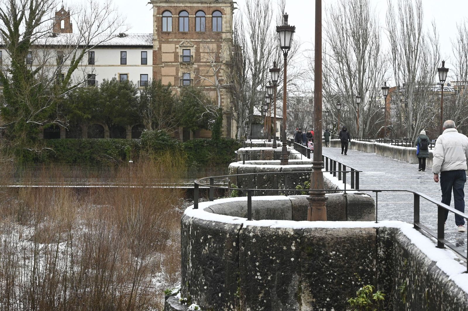 La nieve tiñe de blanco en norte de España