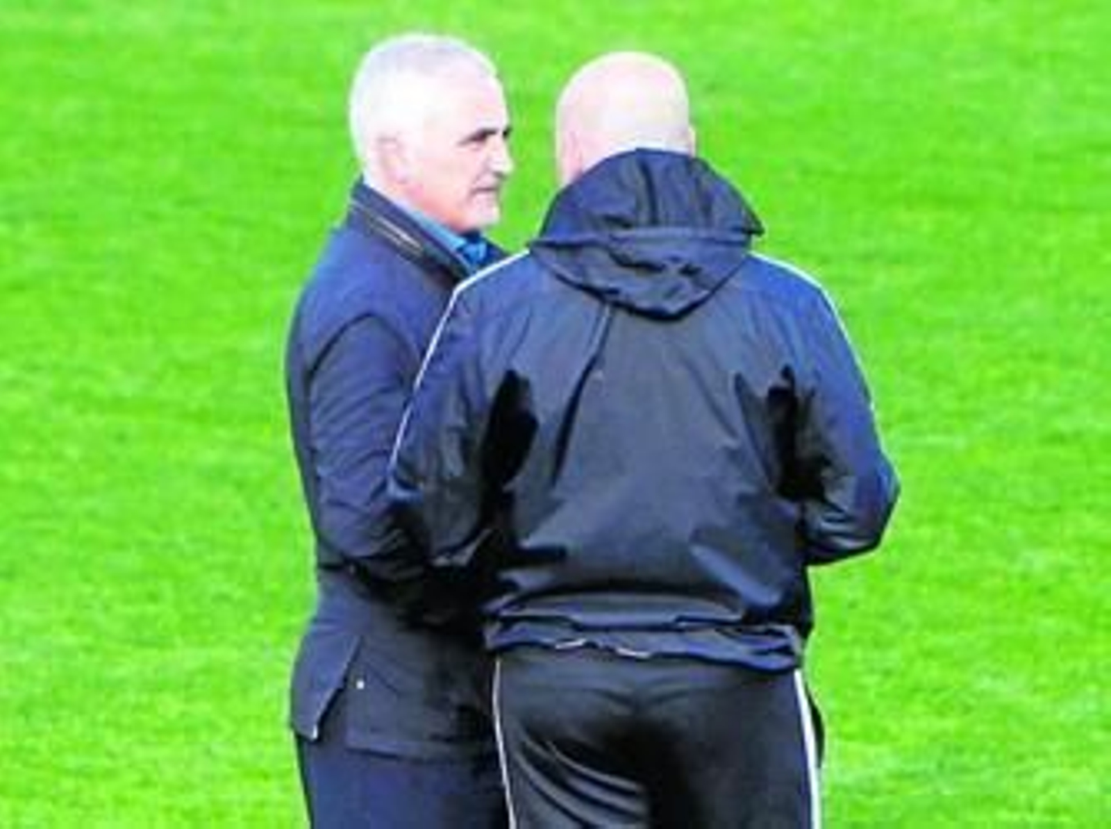 Mel dialoga con el traumatólogo Santiago Pérez Hidalgo.