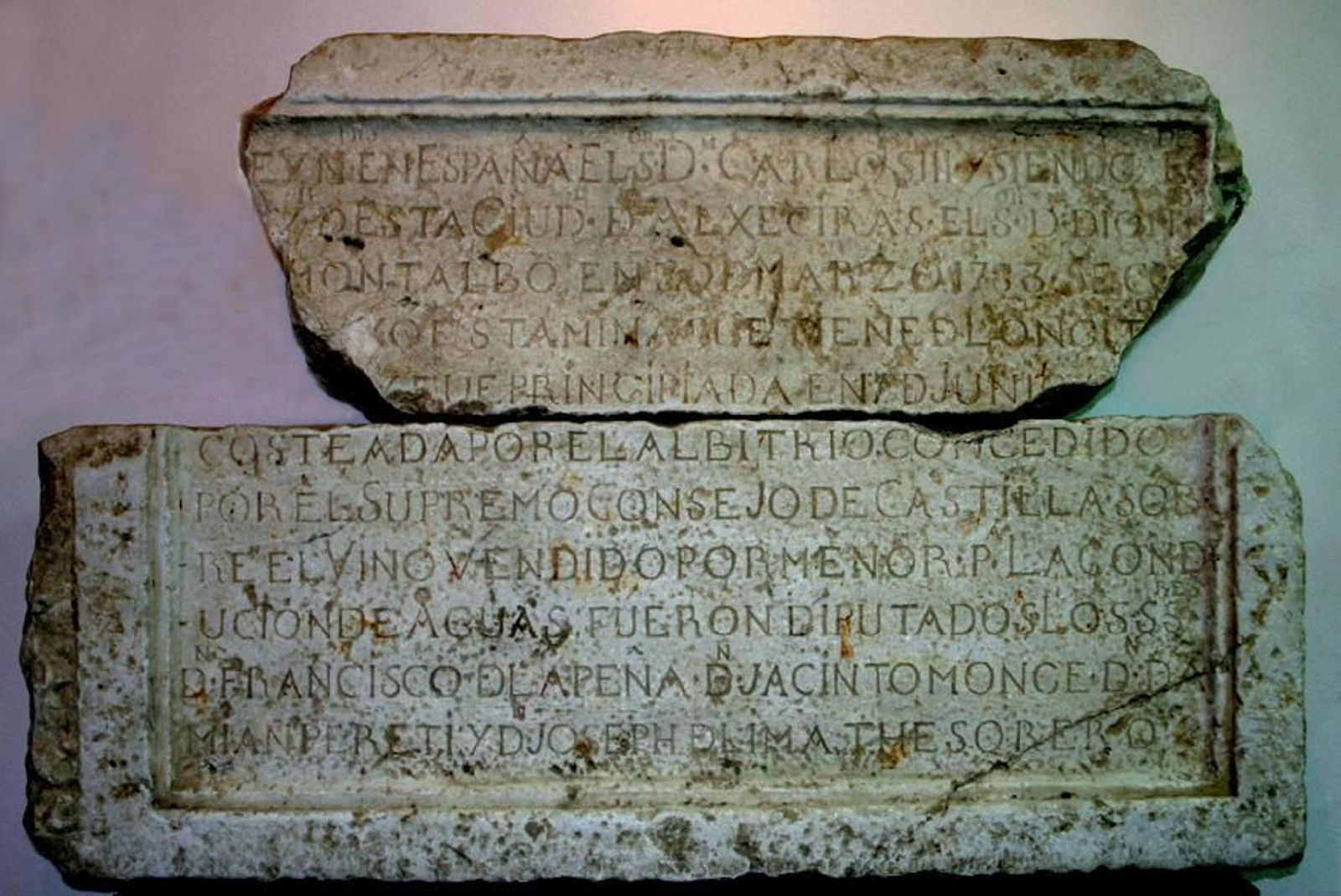 Lápida con inscripción conmemorativa de la inauguración, en 1783, del Acueducto.