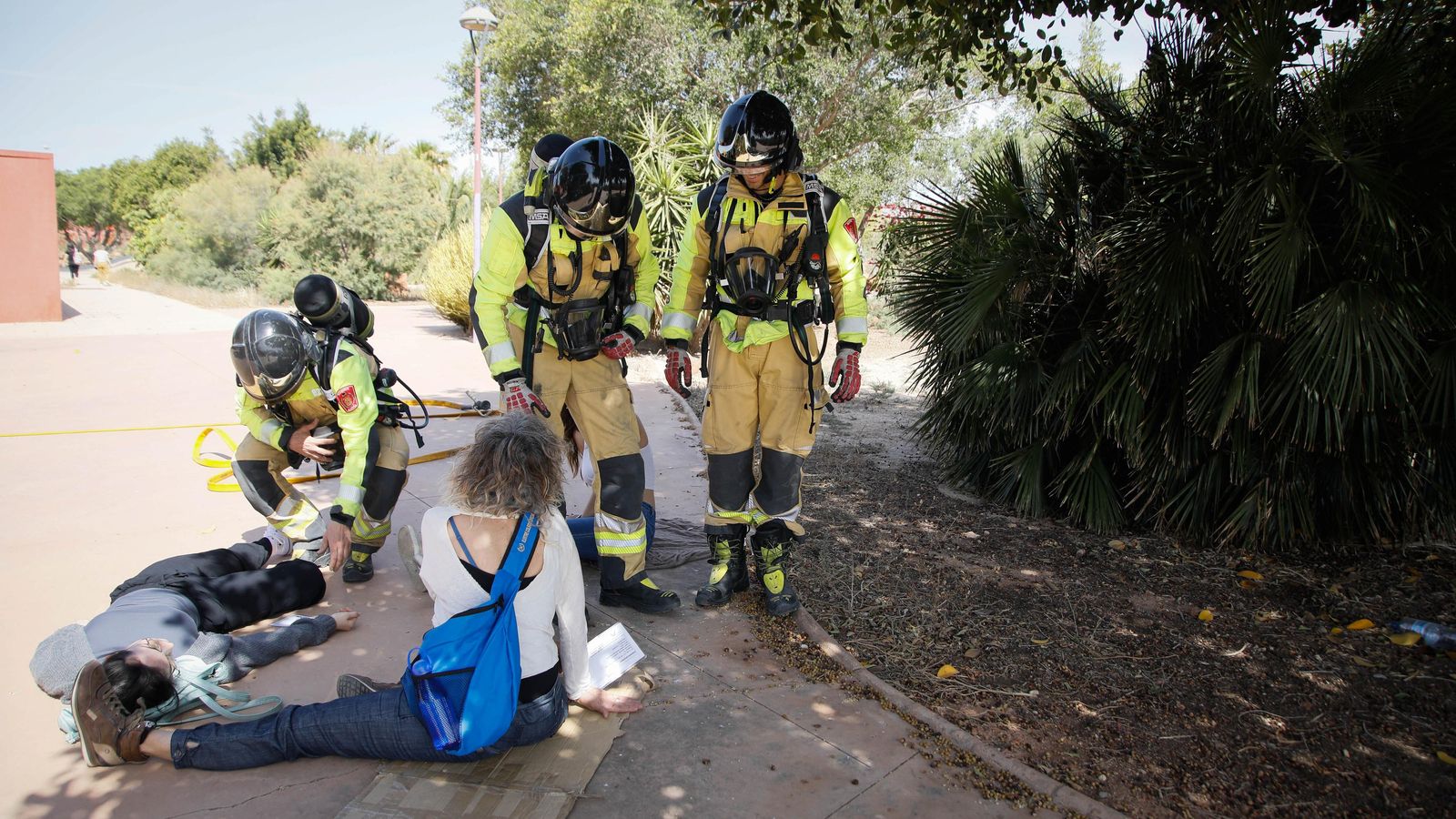 Los bomberos durante la intervención en el recinto ferial