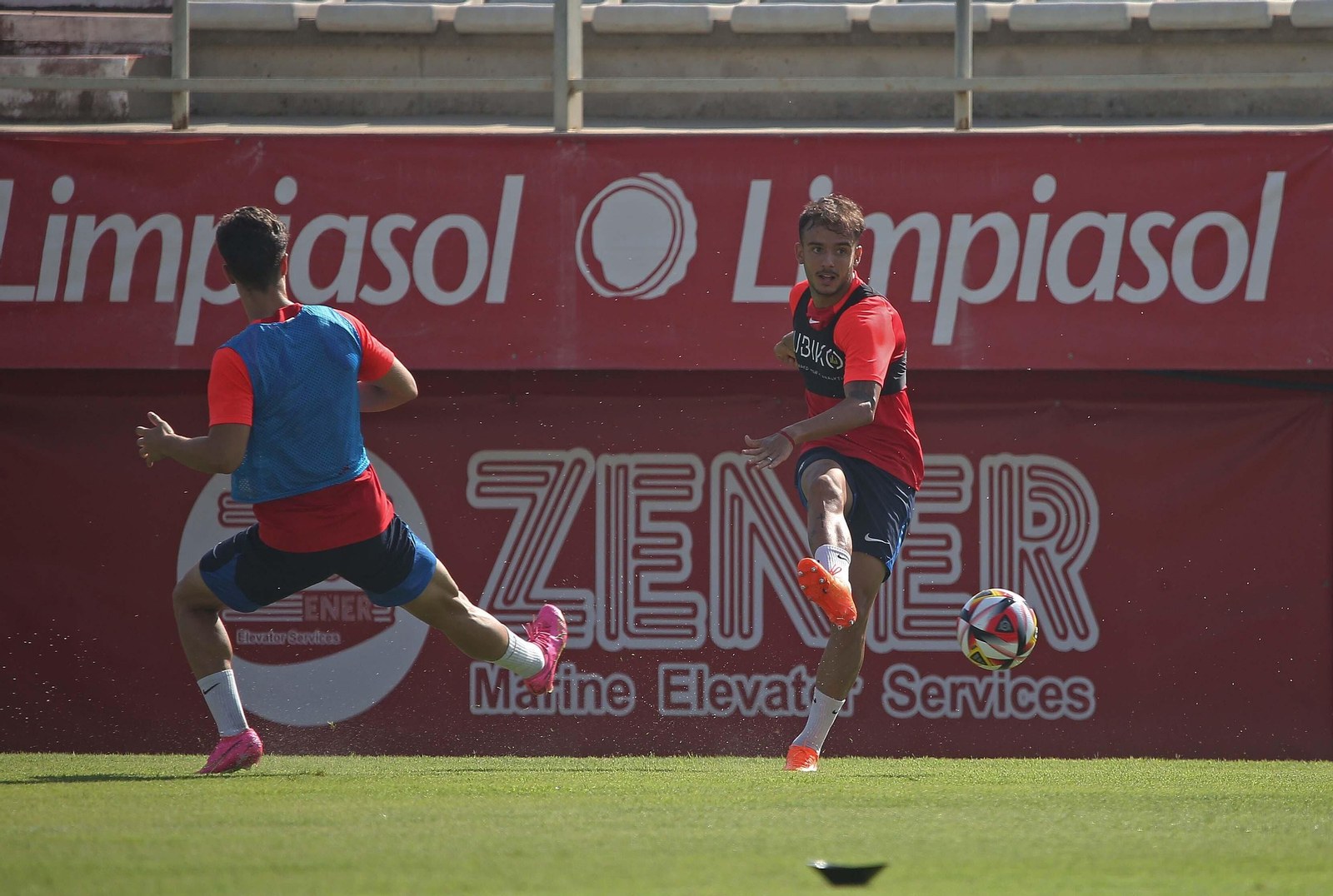 Fotos del entrenamiento del Algeciras CF en el estadio Nuevo Mirador