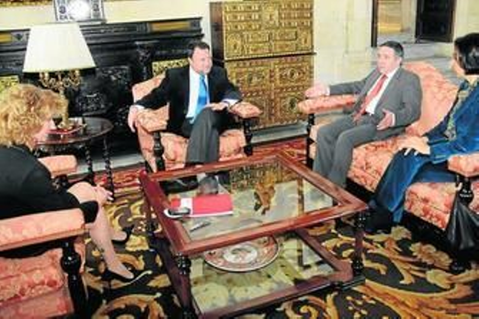 Rafael Cansinos, ayer, en el Ayuntamiento con el alcalde, Maribel Montaño y Paz Sánchez.