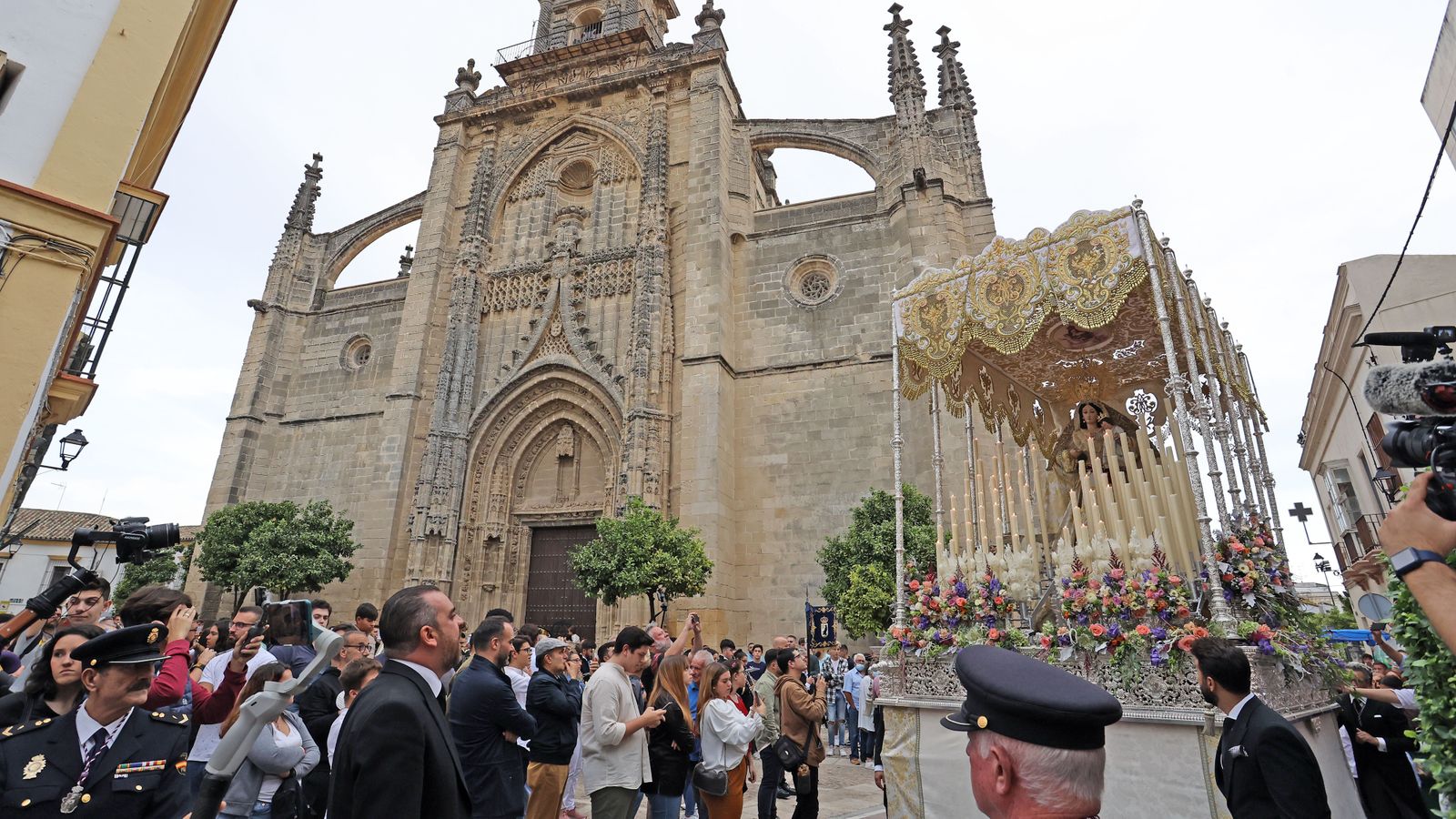 Procesión de Madre de Dios del Rosario de Capataces y Costaleros en Jerez