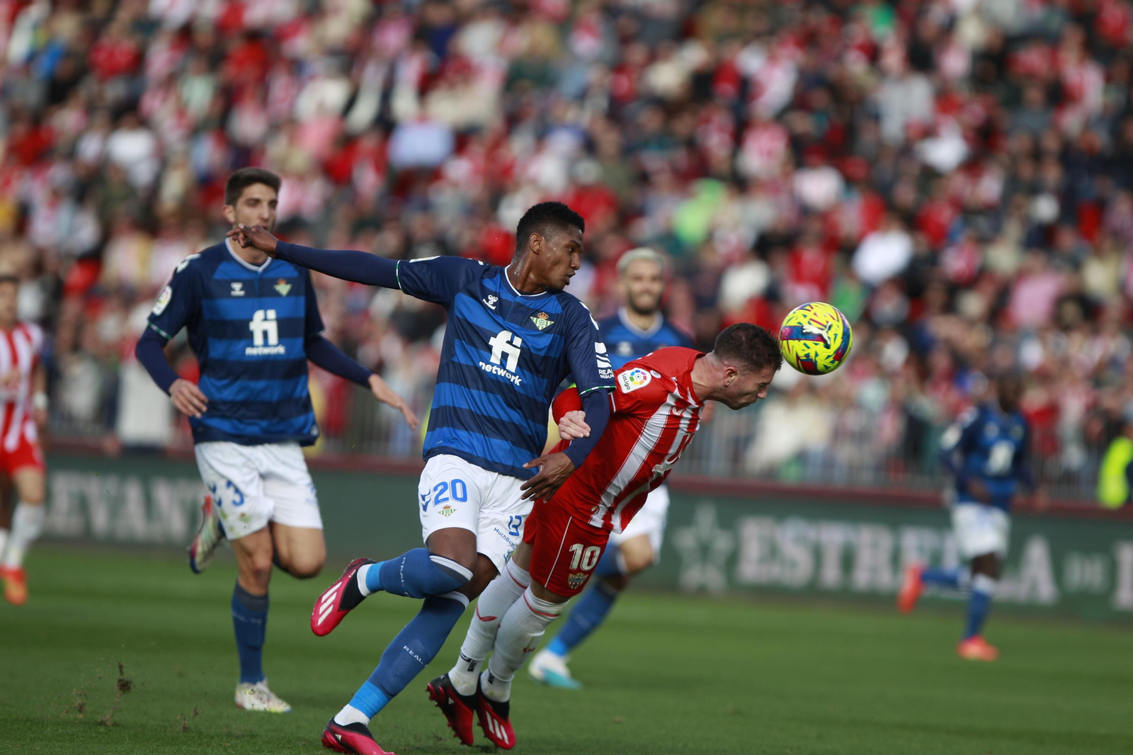 Imágenes del partido de fútbol U.D. Almería-Real Betis Balompié