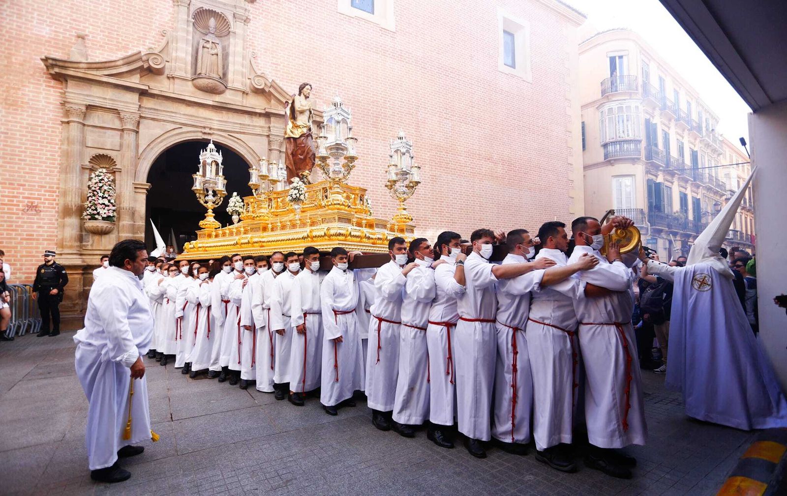 El Santísimo Cristo Resucitado sobre su maravilloso trono procesional en la mañana del Domingo de Resurrección