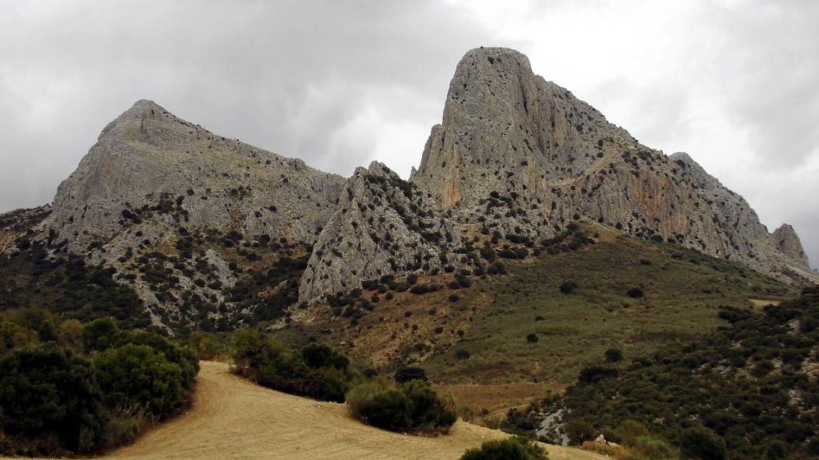 ¿Por qué subir a los Tajos de Gómer y de Doña Ana? Porque están ahí.
