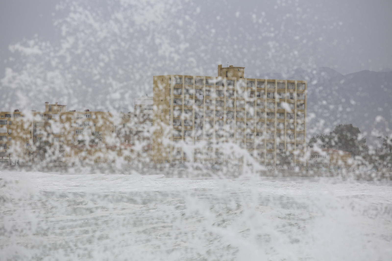 Las fotos del temporal en las playas de Málaga
