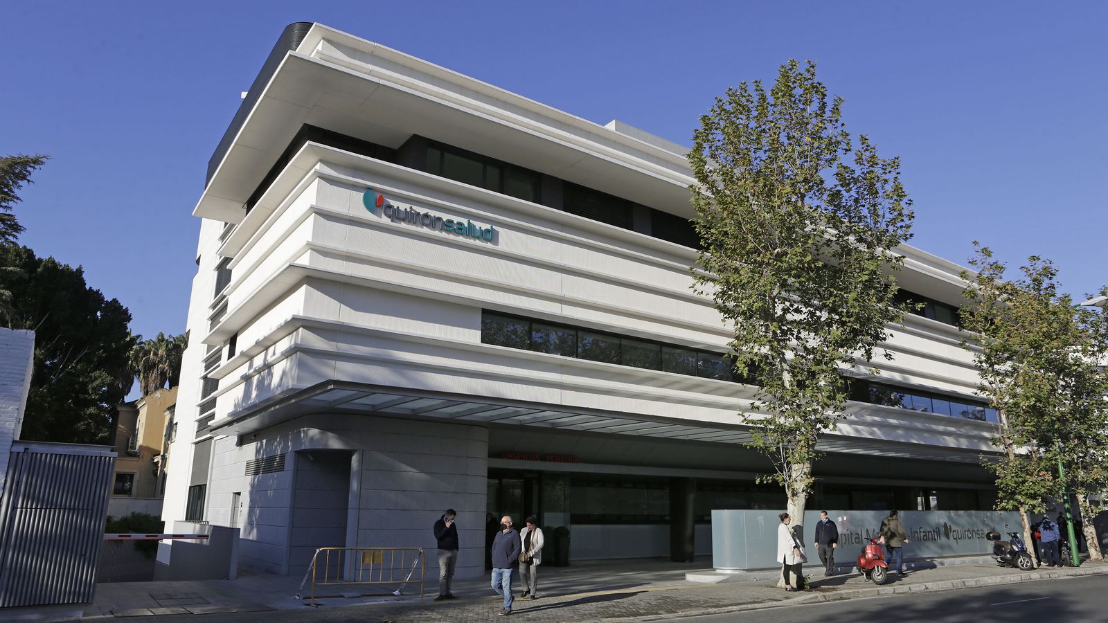 La fachada principal de entrada al Hospital Materno-Infantil Quirónsalud Sevilla en la avenida Manuel Siurot.