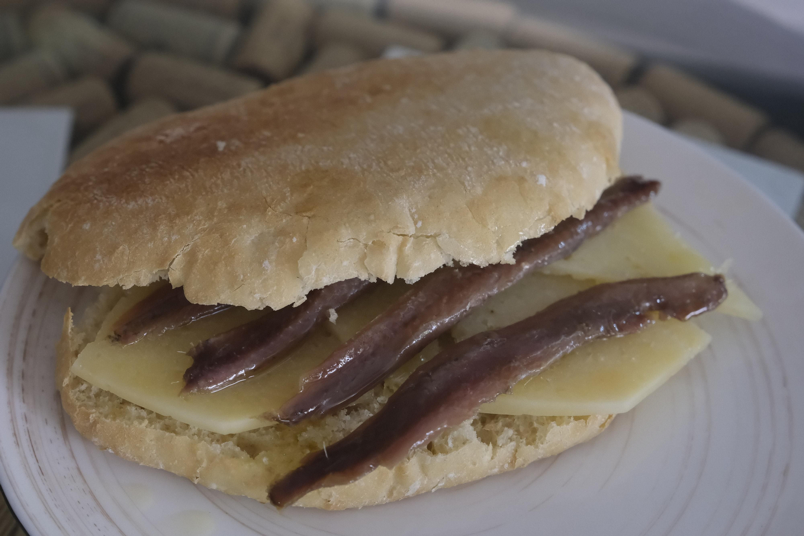 Los Chopos, el bar que convierte a los personajes ilustres de Córdoba en suculentos bocadillos