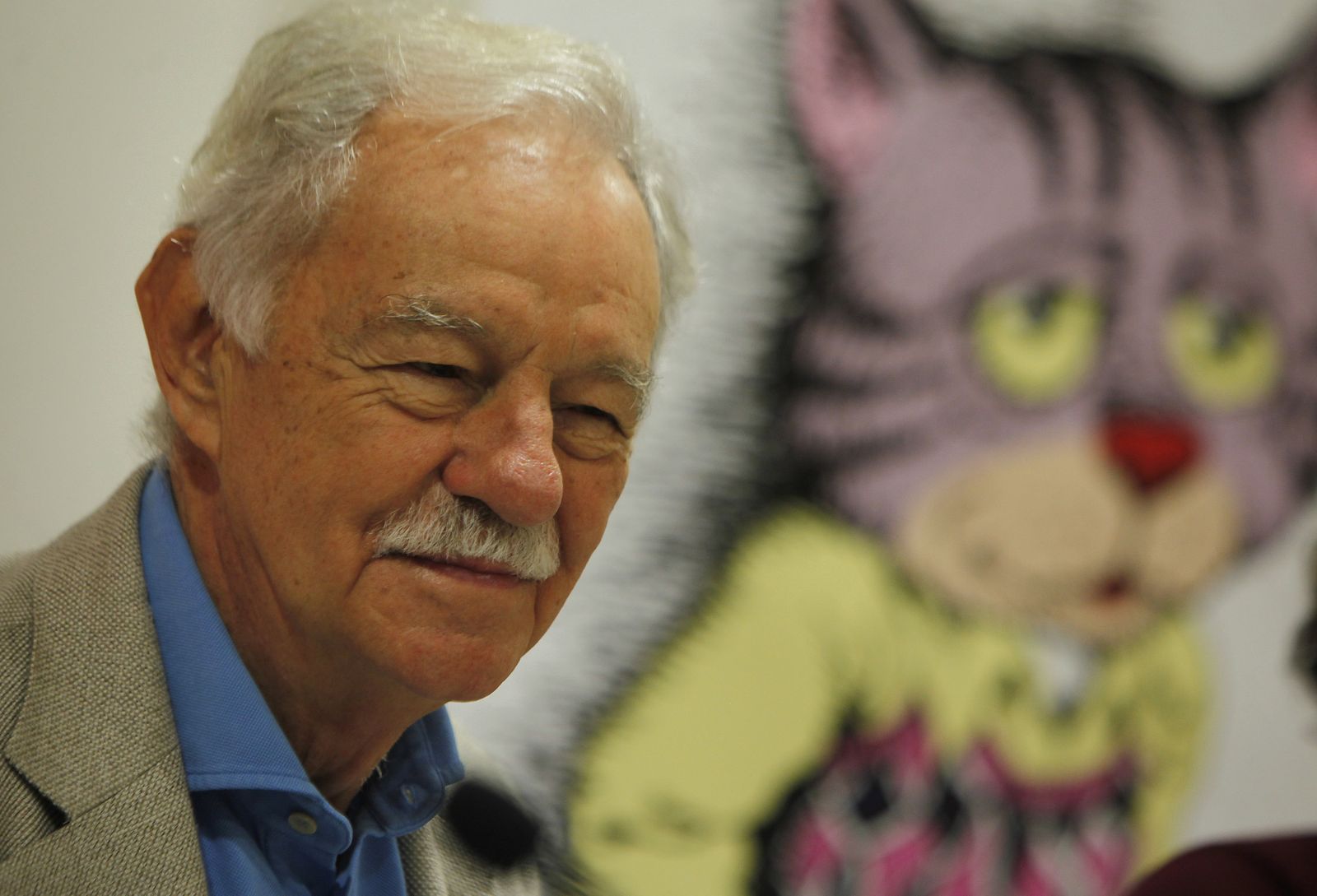 Eduardo Mendoza (Barcelona, 1943) en la Biblioteca Infanta Elena de Sevilla, donde conversó con la prensa y con sus lectores más fieles.